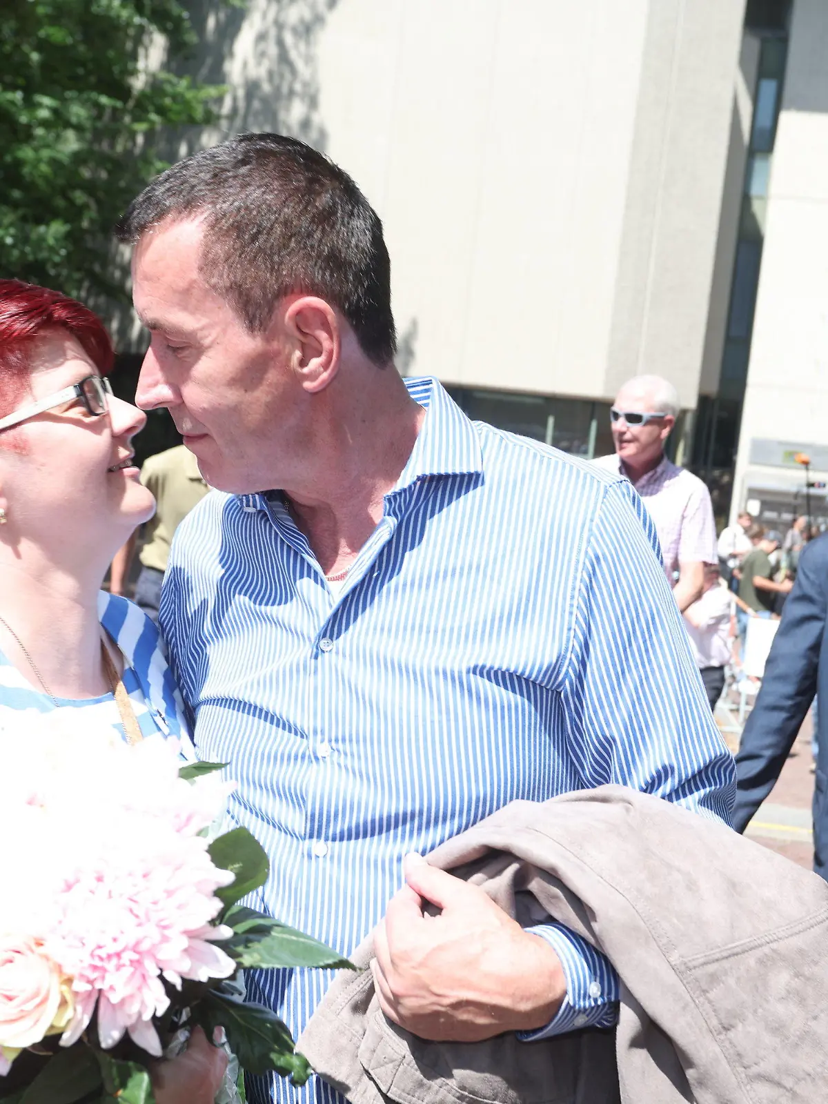 dpatopbilder - 07.07.2023, Bayern, München: Manfred Genditzki steht mit Ehefrau Maira nach der Urteilsverkündung im Wiederaufnahmeverfahren um den sogenannten Badewannen-Mordfall vor dem Gerich. Im Münchner Prozess um den sogenannten Badewannen-Mord von Rottach-Egern ist der angeklagte Manfred Genditzki am Freitag freigesprochen worden. Foto: Karl-Josef Hildenbrand/dpa +++ dpa-Bildfunk +++