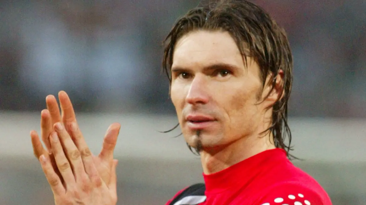 Fußball-Bundesliga: Hannover 96 gegen den FC Bayern München (1:1) am Samstag (18.02.2006) in der AWD-Arena in Hannover. Der Hannoveraner Torschütze Thomas Brdaric. Jens Wolf dpa/lni (SPERRFRIST: Die DFL hat die Publikation und Weiterverwertung der Bilder während des Spiels (einschl. Halbzeit) in elektronischen Medien, insbesondere im öffentlich zugänglichen Internet untersagt. Die Weiterverwertung im Mobilfunk (insbesondere per MMS) ist erst 2 Stunden nach Spielende erlaubt.) +++(c) dpa - Bildfunk+++