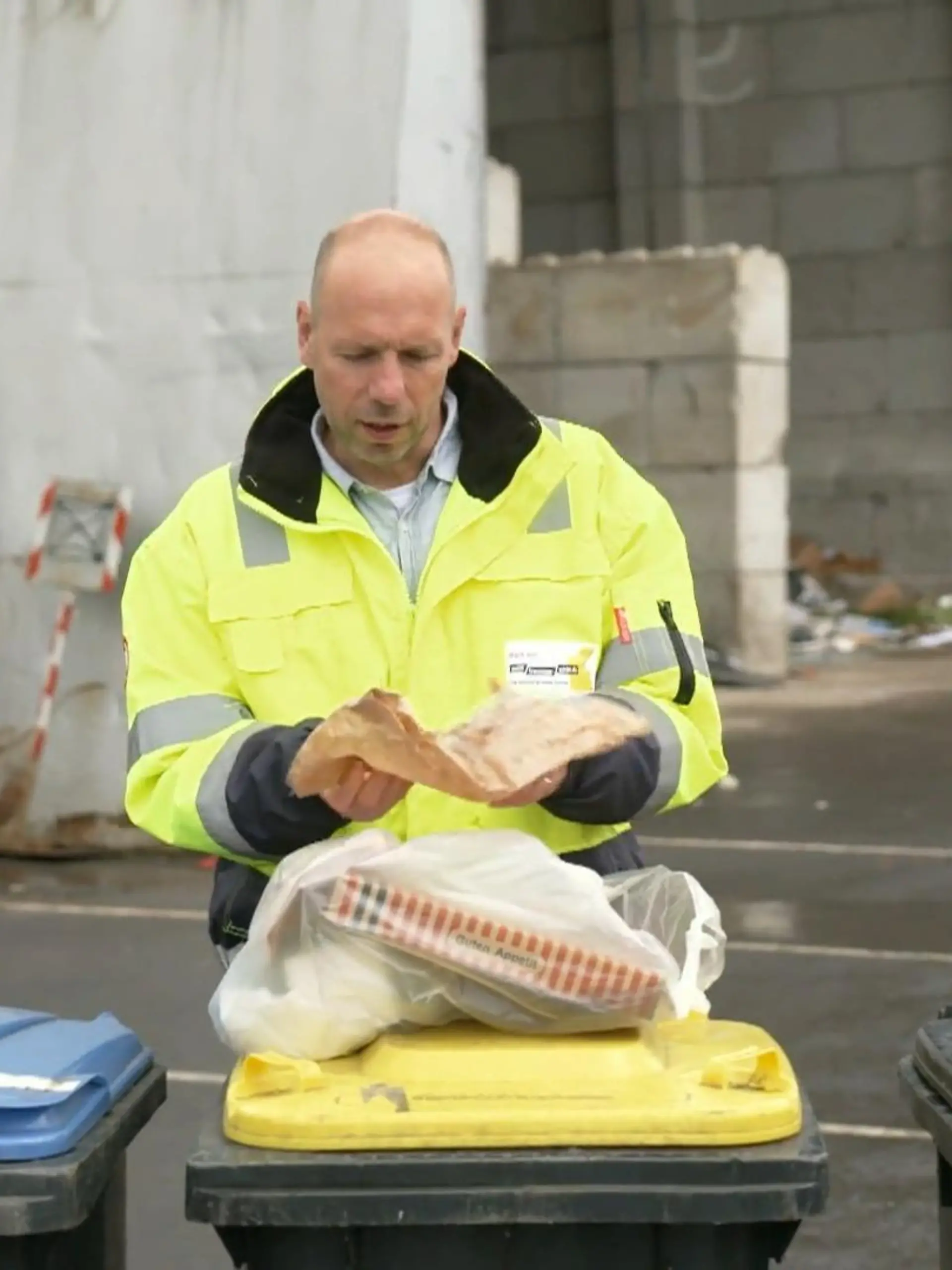 Bild zu: "Den Joghurt-Becher vor dem Wegwerfen auswaschen?"