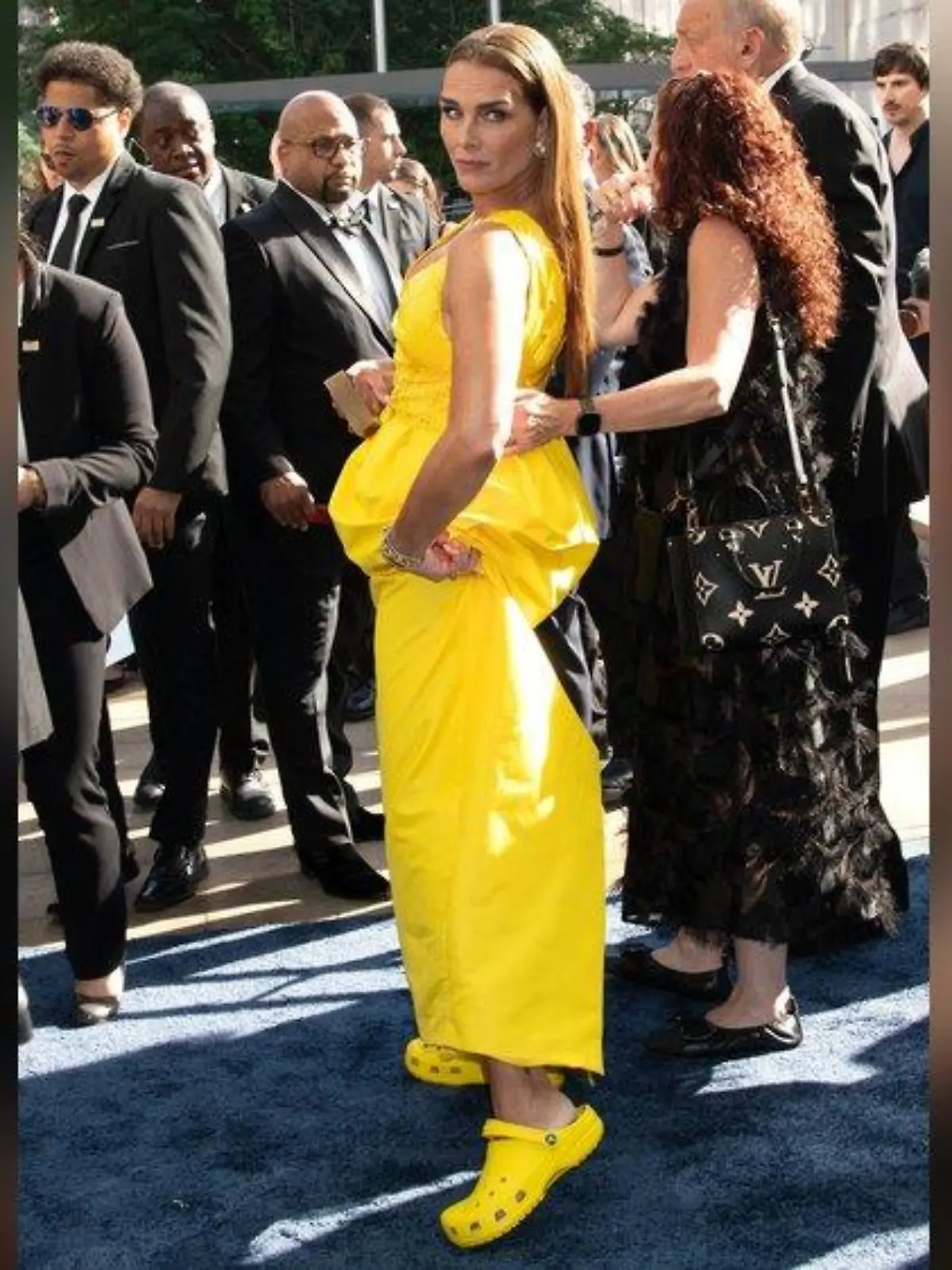 Wegen Operation: Brooke Shields kommt in Crocs zur Gala in New York