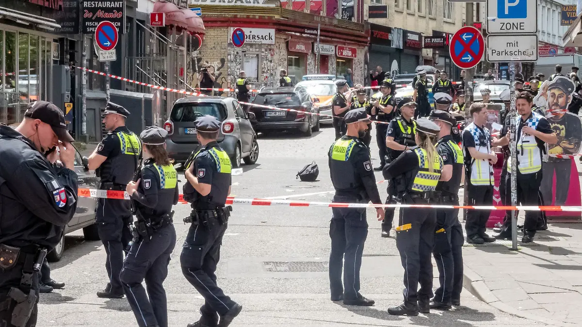Polizisten stehen am Einsatzort.