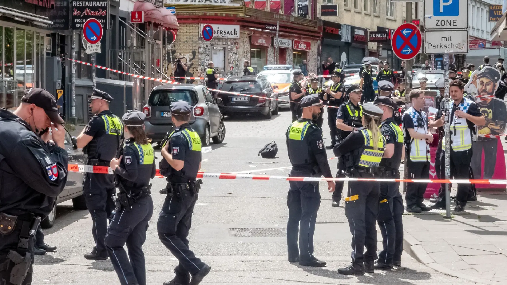 Polizisten stehen am Einsatzort.
