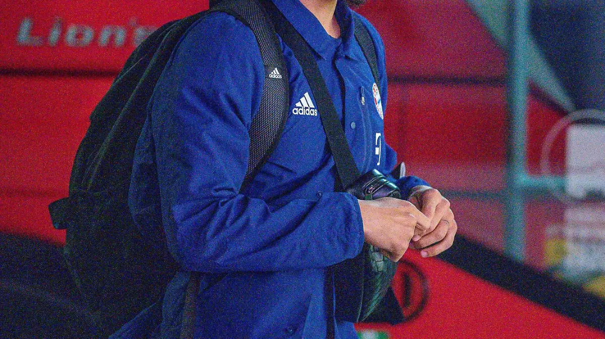 Leroy Sane trägt eine kleine Männer-Handtasche