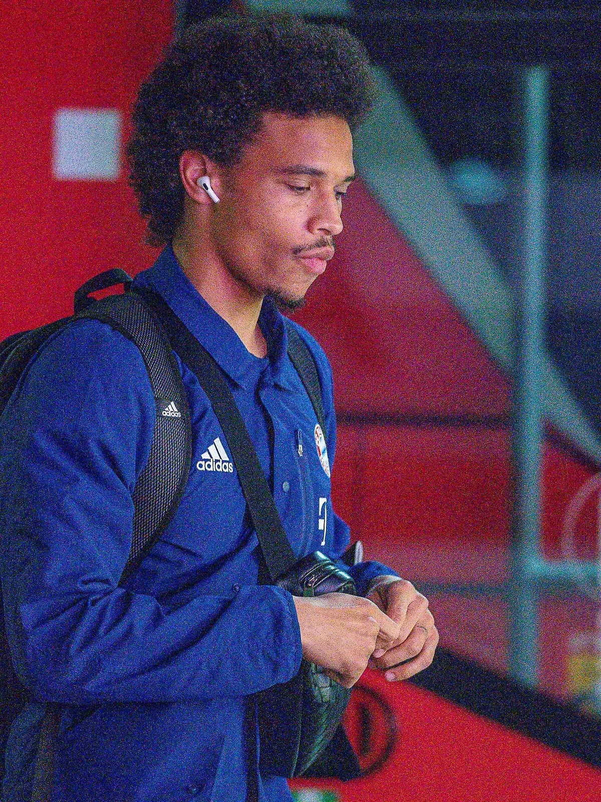 Leroy Sane trägt eine kleine Männer-Handtasche