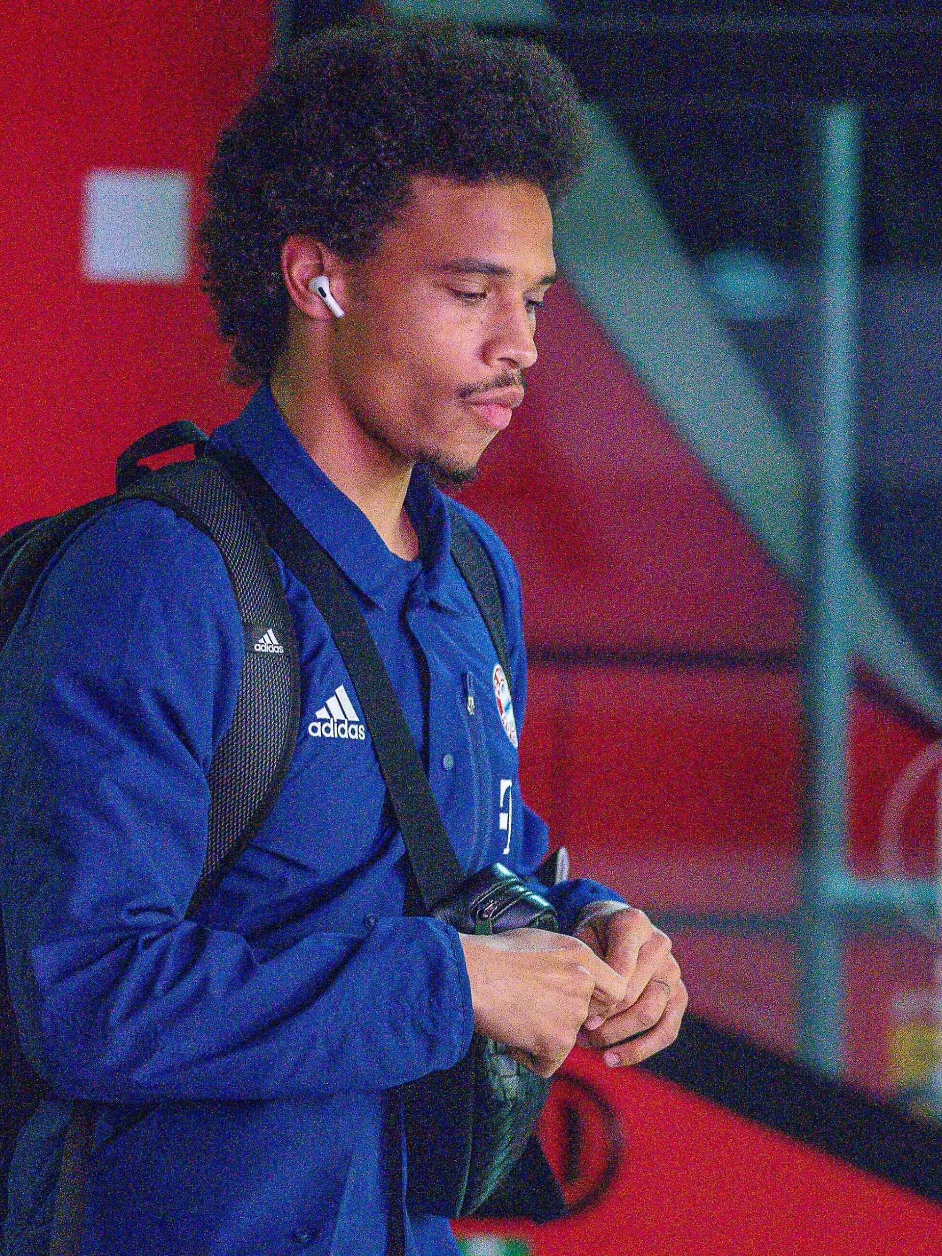 Leroy Sane trägt eine kleine Männer-Handtasche