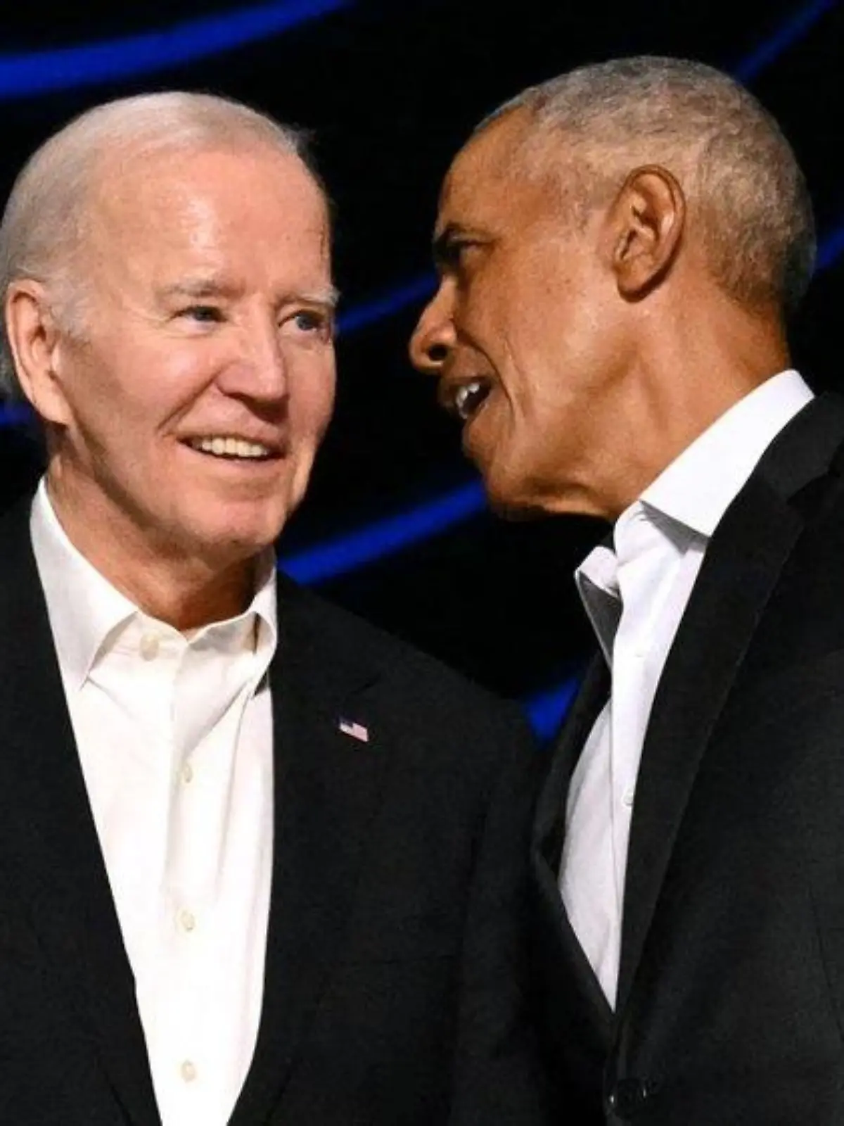 Barack Obama schiebt verwirrten Joe Biden von Bühne