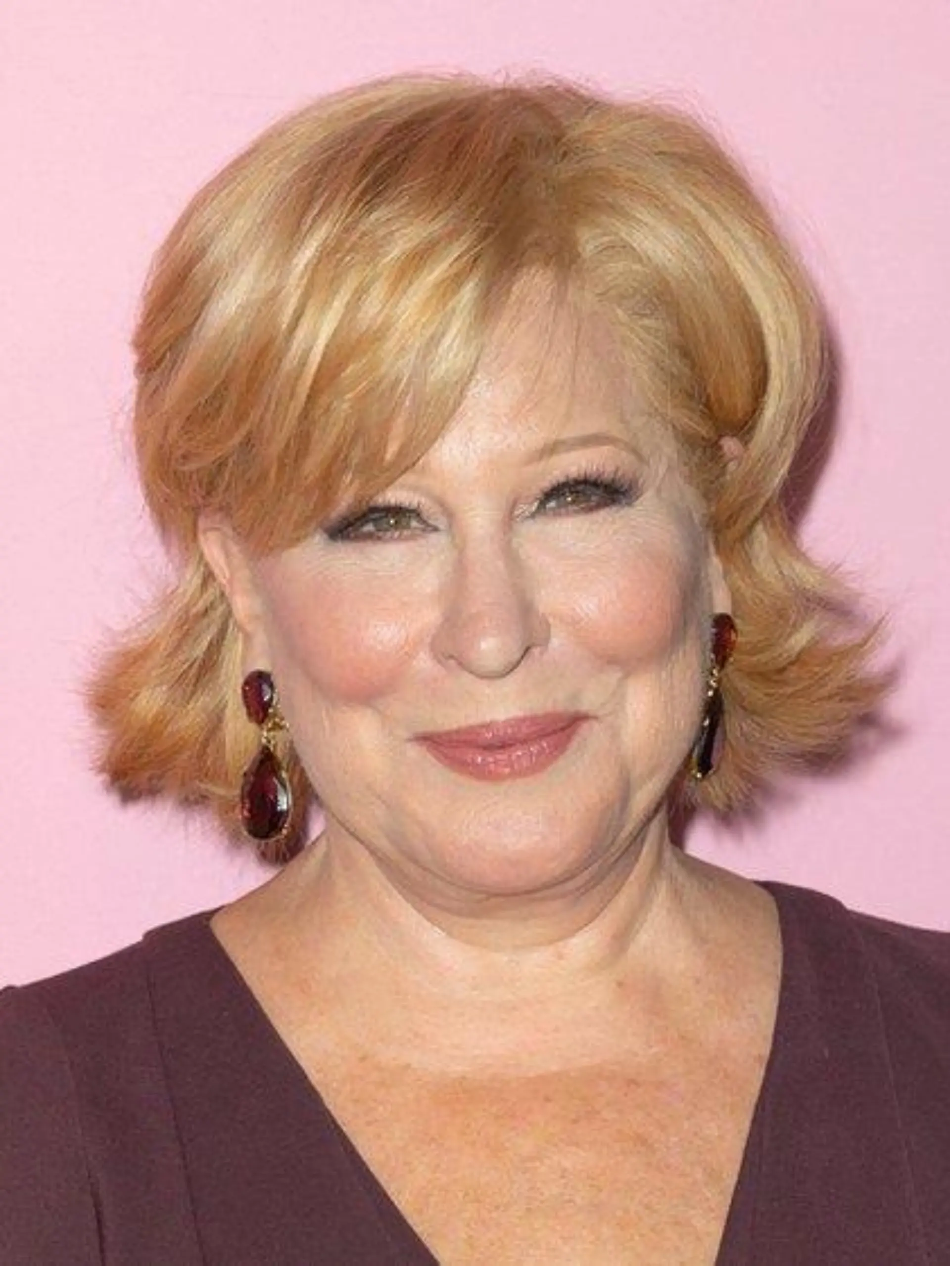 Bette Midler als Braut: Erster Trailer zu "The Fabulous Four"