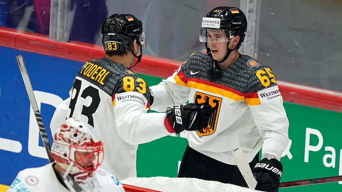 19.05.2022, Finnland, Helsinki: Eishockey: WM, Deutschland - Dänemark, Vorrunde, Gruppe A, Gruppenspielrunde, Helsinki Ice Hall: Marc Michaelis (r) aus Deutschland jubelt über sein Tor zum 1:0. Foto: Martin Meissner/AP/dpa +++ dpa-Bildfunk +++