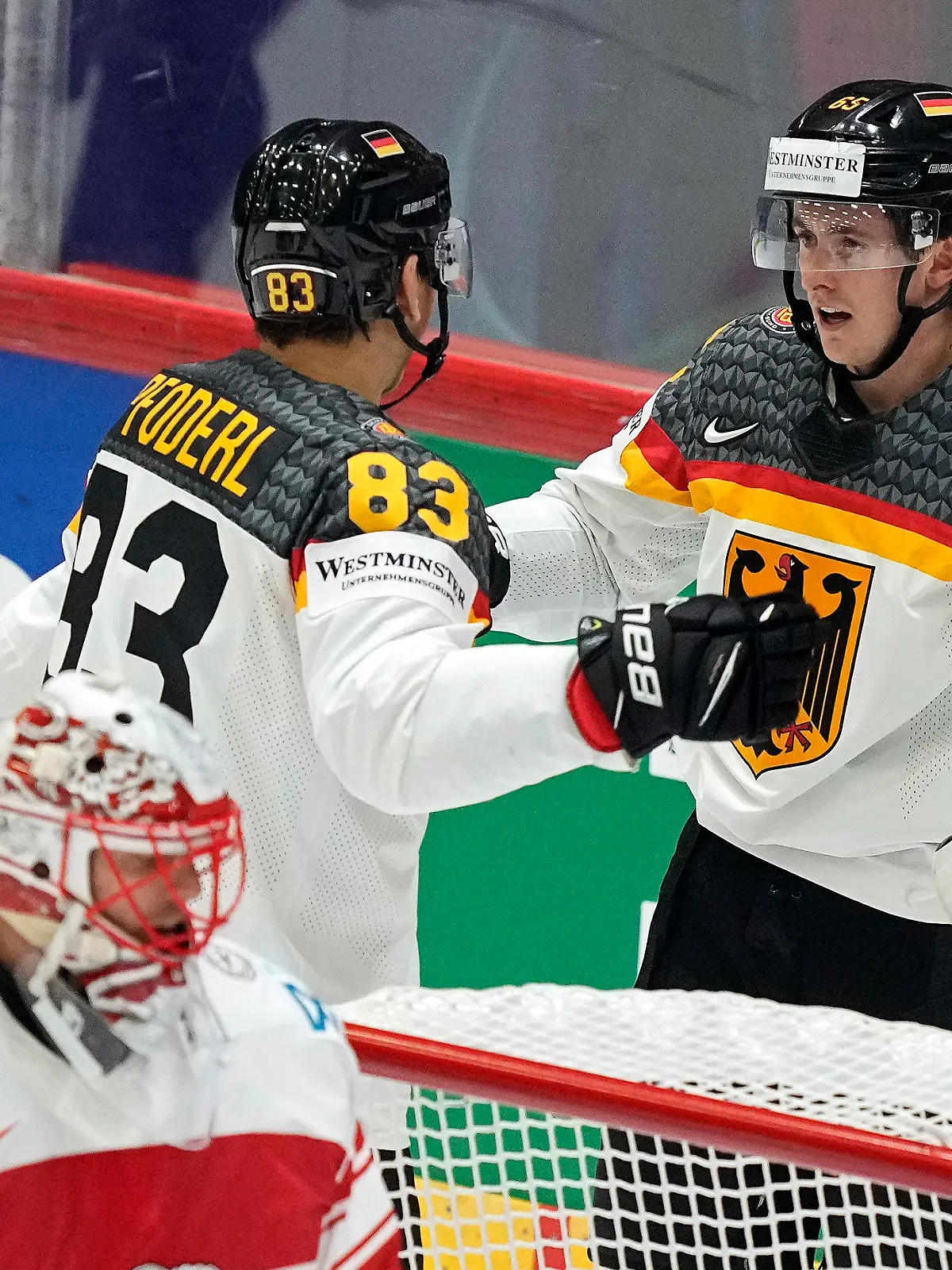 19.05.2022, Finnland, Helsinki: Eishockey: WM, Deutschland - Dänemark, Vorrunde, Gruppe A, Gruppenspielrunde, Helsinki Ice Hall: Marc Michaelis (r) aus Deutschland jubelt über sein Tor zum 1:0. Foto: Martin Meissner/AP/dpa +++ dpa-Bildfunk +++
