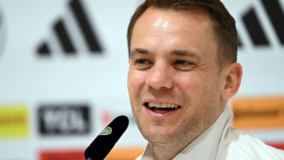 Deutschlands Torwart Manuel Neuer beantwortet während der Pressekonferenz die Fragen von Journalisten.