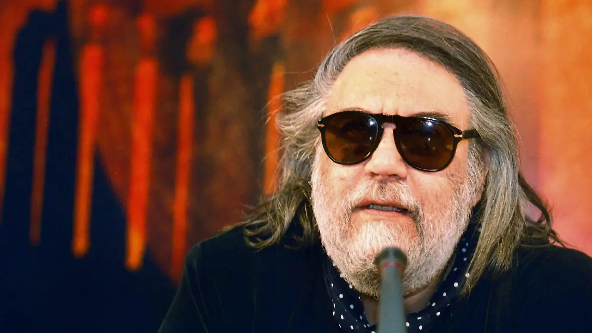 ARCHIV - 27.06.2001, Griechenland, Athen: Der griechische Popstar Vangelis gibt eine Pressekonferenz. Keyboarder und Wegbereiter der elektronischen Musik: Mit 79 Jahren ist der weltberühmte Komponist Vangelis gestorben. Foto: epa ANA Simela Pantzartzi/ANA/dpa +++ dpa-Bildfunk +++