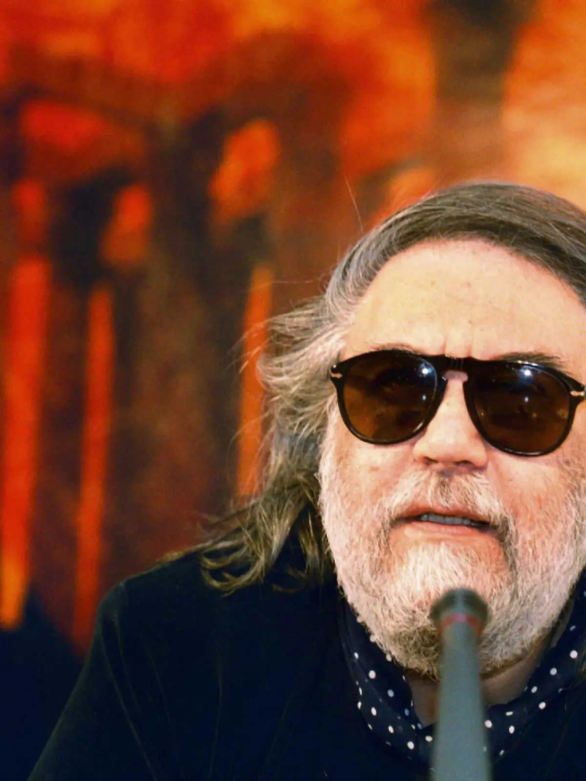 ARCHIV - 27.06.2001, Griechenland, Athen: Der griechische Popstar Vangelis gibt eine Pressekonferenz. Keyboarder und Wegbereiter der elektronischen Musik: Mit 79 Jahren ist der weltberühmte Komponist Vangelis gestorben. Foto: epa ANA Simela Pantzartzi/ANA/dpa +++ dpa-Bildfunk +++