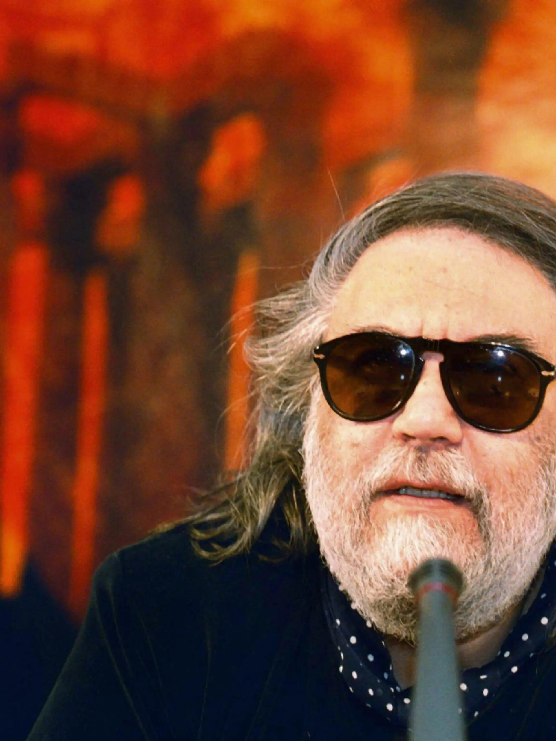 ARCHIV - 27.06.2001, Griechenland, Athen: Der griechische Popstar Vangelis gibt eine Pressekonferenz. Keyboarder und Wegbereiter der elektronischen Musik: Mit 79 Jahren ist der weltberühmte Komponist Vangelis gestorben. Foto: epa ANA Simela Pantzartzi/ANA/dpa +++ dpa-Bildfunk +++