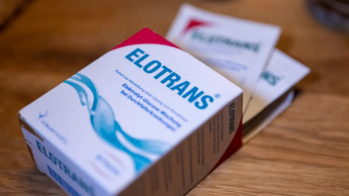 PRODUKTION - 09.12.2022, Berlin: Eine Packung vom Durchfallmedikament Elotrans liegt auf einem Tisch. Der Apothekerverband warnt vor Engpässen bei dem Mittel, da zuletzt in sozialen Medien ein Anti-Kater-Hype um das Medikament entstanden ist. (zu dpa "Apothekerverband warnt vor Lieferengpässen bei Durchfallmedikament") Foto: Monika Skolimowska/dpa +++ dpa-Bildfunk +++