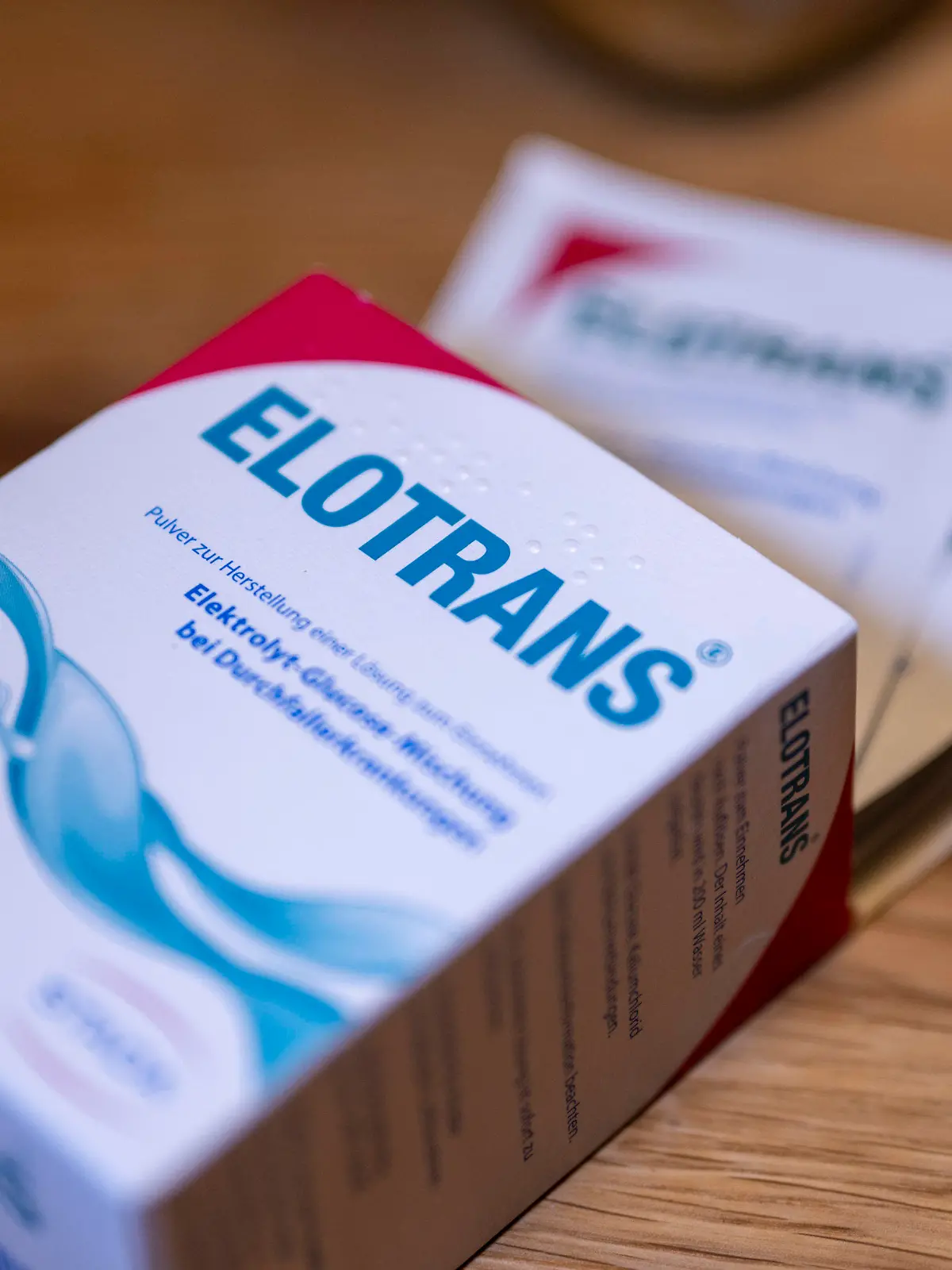 PRODUKTION - 09.12.2022, Berlin: Eine Packung vom Durchfallmedikament Elotrans liegt auf einem Tisch. Der Apothekerverband warnt vor Engpässen bei dem Mittel, da zuletzt in sozialen Medien ein Anti-Kater-Hype um das Medikament entstanden ist. (zu dpa "Apothekerverband warnt vor Lieferengpässen bei Durchfallmedikament") Foto: Monika Skolimowska/dpa +++ dpa-Bildfunk +++