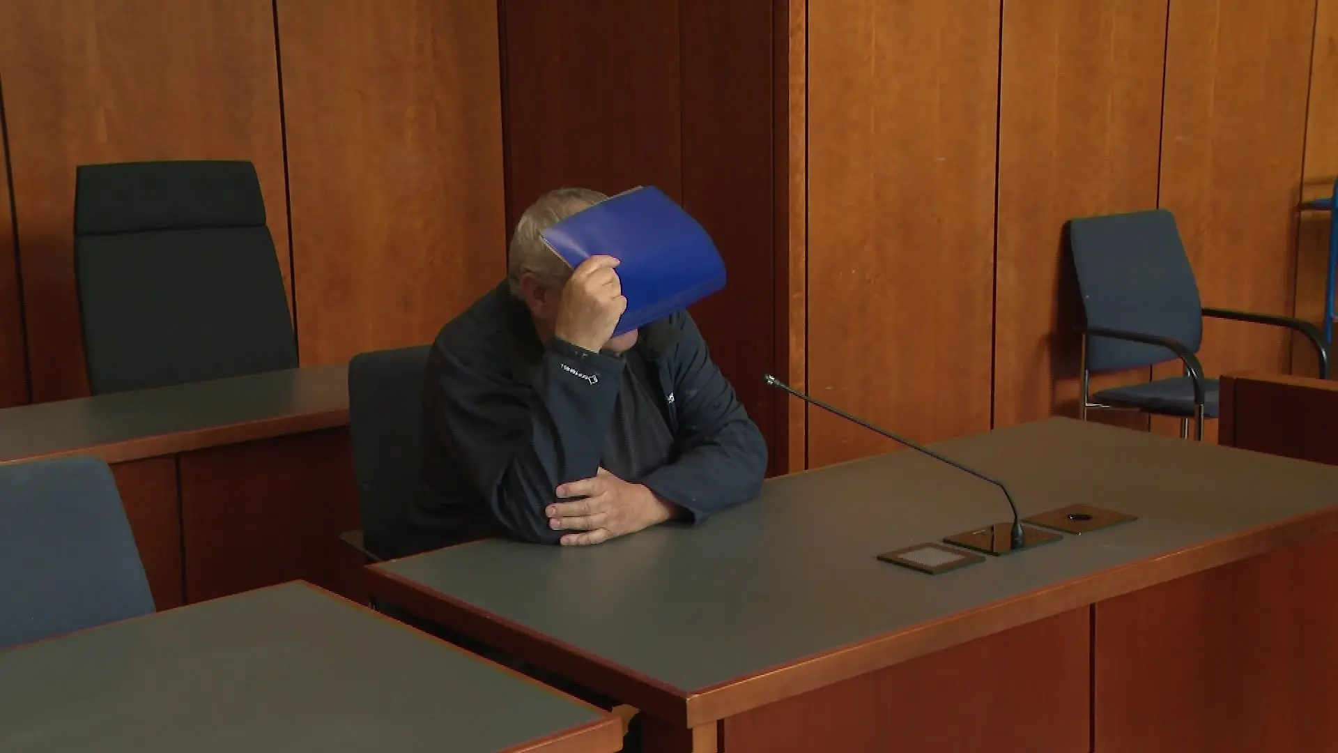 Hartmut D. sitzt nur wenige Wochen nach der Tat im Gerichtssaal.