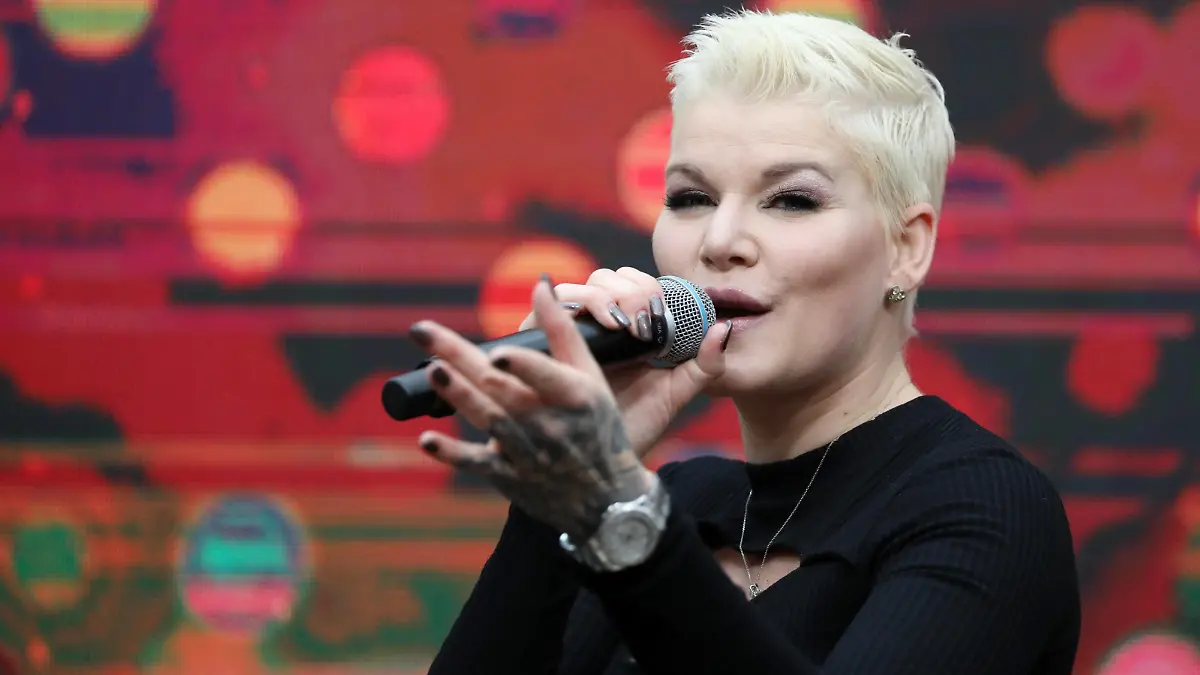 Thüringer Fernseh Karussell im Thüringenpark 17.10.2020 , Erfurt, 25 Jahre Thüringenpark, am Tag der Musikfreunde wird das Thüringer FERNSEH KARUSSELL aufgezeichnet, TV-Aufzeichnung mit bunter Show-Moderation und vielen Künstlern der Schlagerbranche im Bild: Melanie Müller bürgerl. Melanie Blümer *** Thuringian Television Carousel in the Thüringenpark 17 10 2020 , Erfurt, 25 years Thüringenpark, on the day of the music lovers is the Thuringian TV Carousel recorded, TV recording with colorful show moderation and many artists of the pop industry in the picture Melanie Müller bürgerl Melanie Blümer 