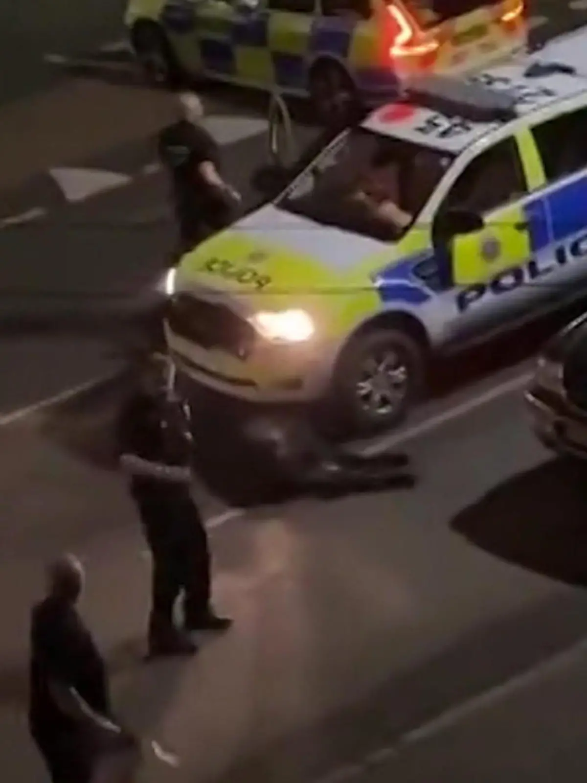 In England ist eine Kuh aus ihrem Stall entlaufen. Die Polizei sucht nach dem Tier, wird fündig und fängt den Vierbeiner auf brutale Weise ein. Augenzeugen kritisieren die Methode, mit der sich die Polizei da beholfen hat. 
Was genau passiert ist, seht Ihr im Video.