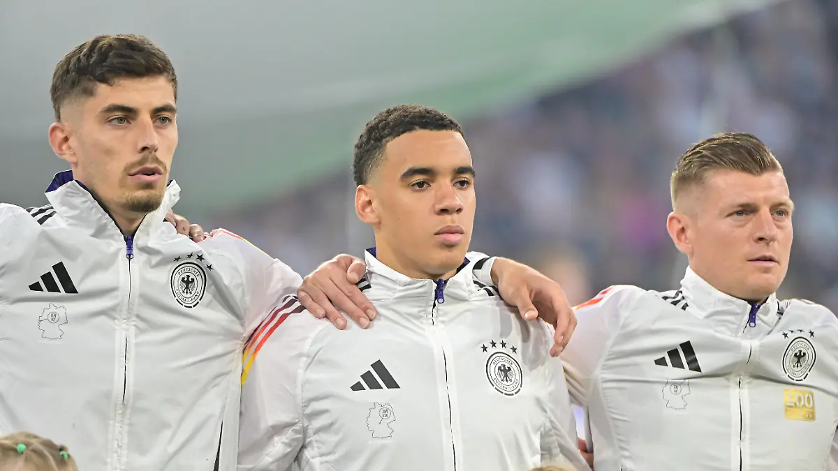 Bild zeigt: deutsche Nationalmannschaft bei der Nationalhymne, 14.06.2024, München, Fussball, Europameisterschaft, Deutschland - Schottland, EVENT REGULATIONS PROHIBIT ANY USE OF PHOTOGRAPHS AS IMAGE SEQUENCES AND/OR QUASI-VIDEO.