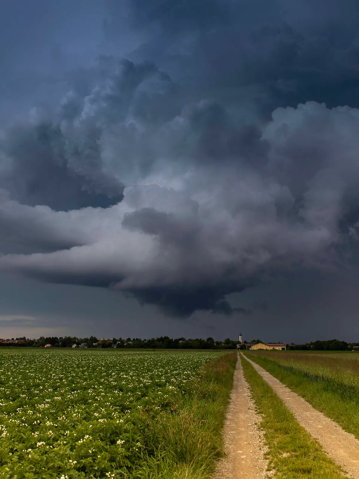  200702 Unwetter. Schwere Unwetter wüten aktuell um München. Besonders heftig traf es Holzkirchen. Die B 318 wurden fast einen Meter hoch überflutet. Eine Superzelle brachte fast 50 Liter in nur 10 Minuten. Das Wasser schießt durch die Schnellstraße. Autofahrer müssen ihre Fahrzeuge im Wasser verlassen. Die Polizei sperrt die B 318 voll ab. Verkehrschaos zum Feierabendverkehr. Im Zeitraffer sieht man die Unwetterfront Holzkirchen Bayern Deutschland *** 200702 Storms Heavy storms are currently raging around Munich Holzkirchen was hit particularly hard The B 318 was flooded almost one meter high A supercell brought nearly 50 liters in just 10 minutes The water shoots through the highway Motorists have to leave their vehicles in the wate