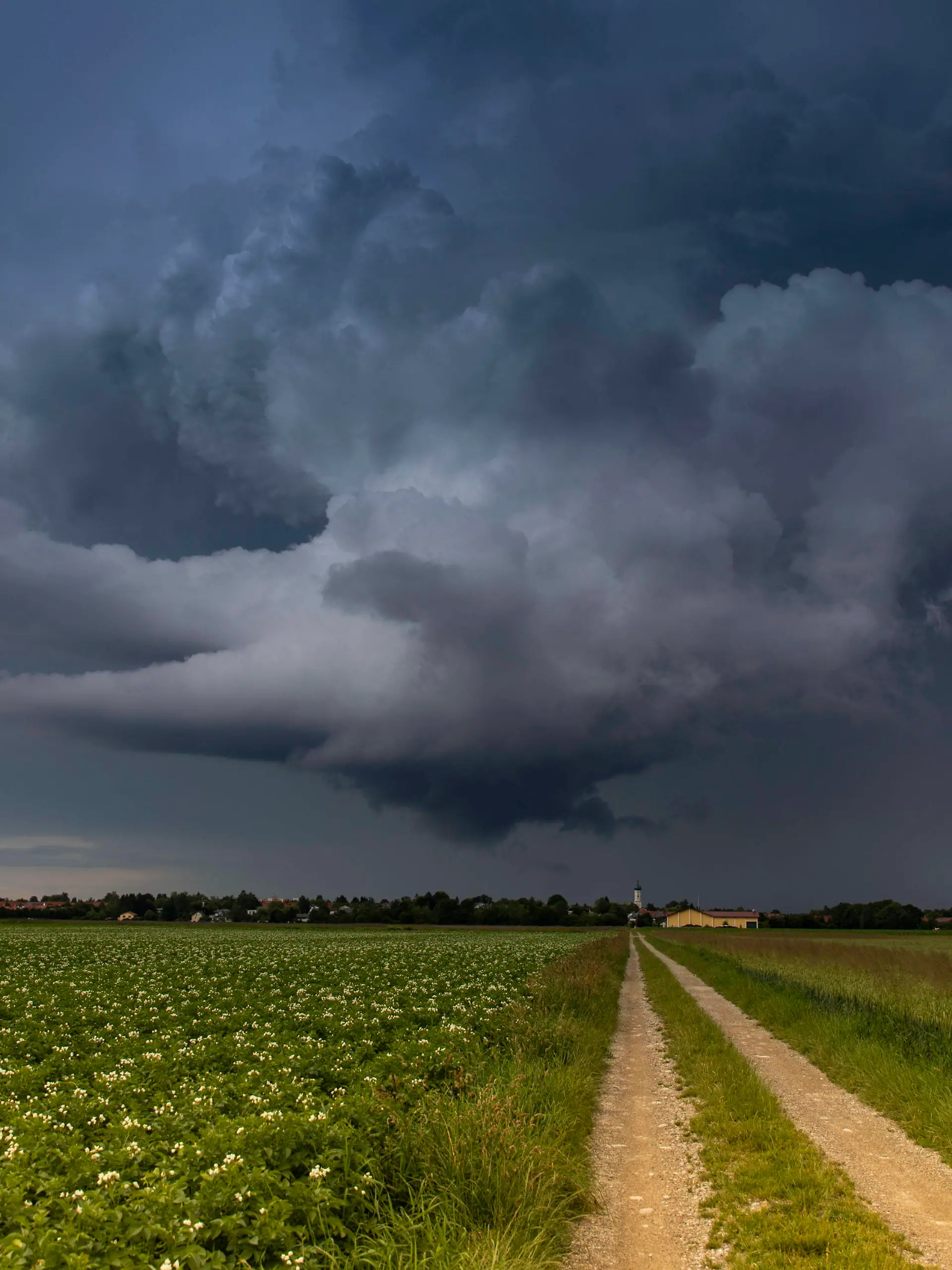 200702 Unwetter. Schwere Unwetter wüten aktuell um München. Besonders heftig traf es Holzkirchen. Die B 318 wurden fast einen Meter hoch überflutet. Eine Superzelle brachte fast 50 Liter in nur 10 Minuten. Das Wasser schießt durch die Schnellstraße. Autofahrer müssen ihre Fahrzeuge im Wasser verlassen. Die Polizei sperrt die B 318 voll ab. Verkehrschaos zum Feierabendverkehr. Im Zeitraffer sieht man die Unwetterfront Holzkirchen Bayern Deutschland *** 200702 Storms Heavy storms are currently raging around Munich Holzkirchen was hit particularly hard The B 318 was flooded almost one meter high A supercell brought nearly 50 liters in just 10 minutes The water shoots through the highway Motorists have to leave their vehicles in the wate