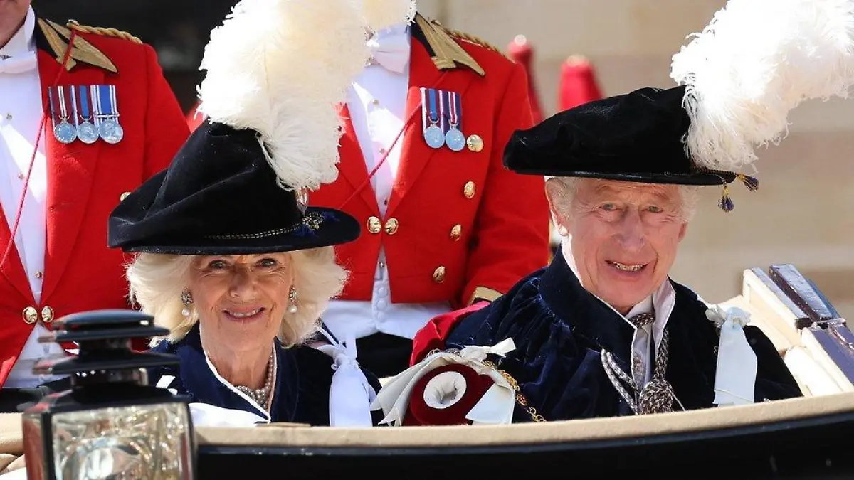 König Charles III. und Camilla bei traditionsreicher Prozession
