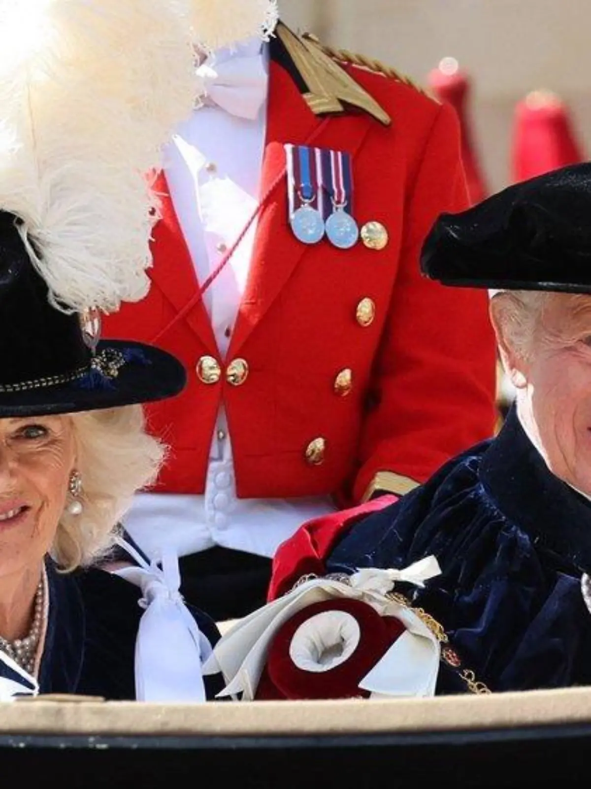 König Charles III. und Camilla bei traditionsreicher Prozession