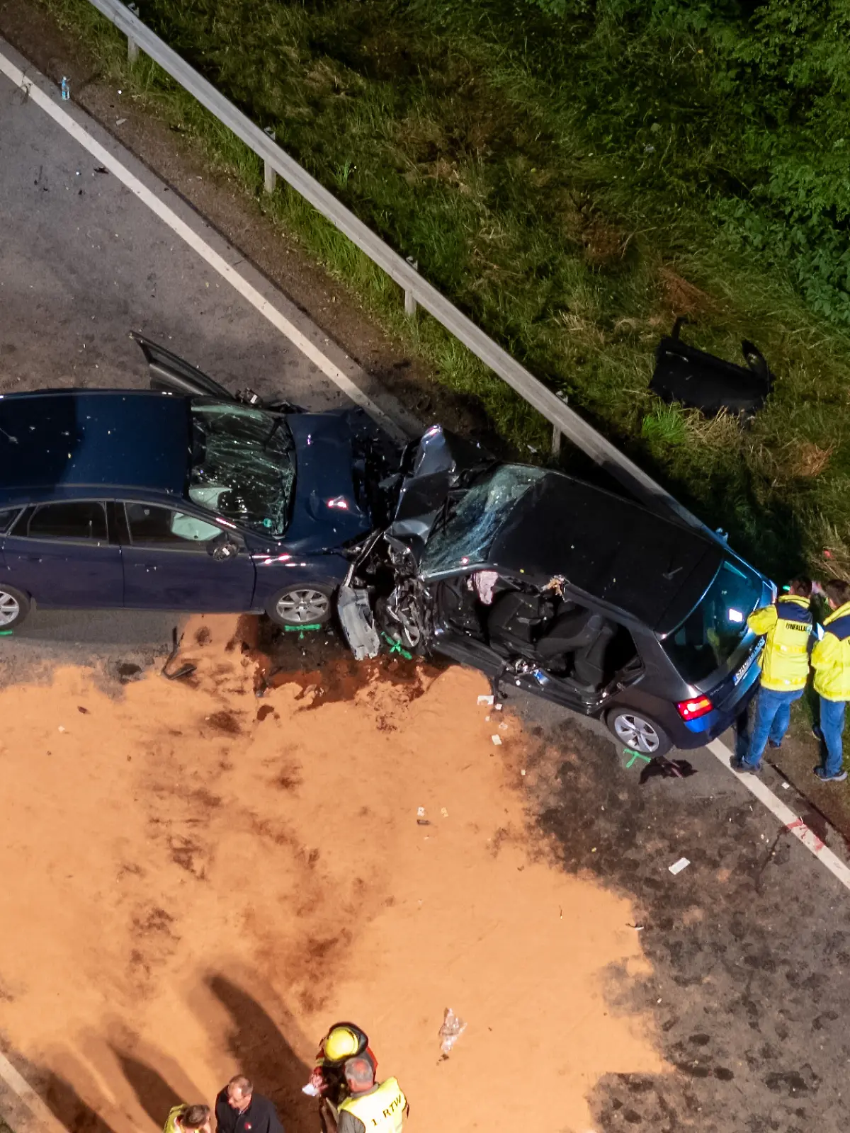 Eine Straße von Oben, darauf eine Unfallstelle. 