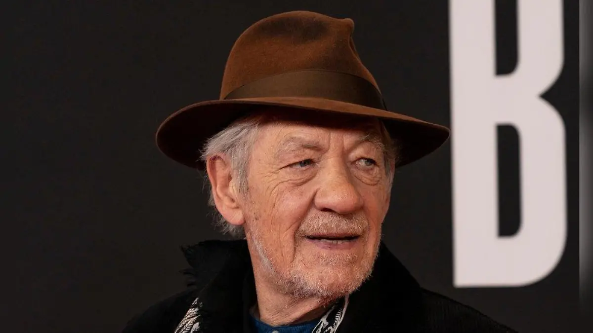 Sir Ian McKellen stürzt von der Bühne: Schauspieler im Krankenhaus