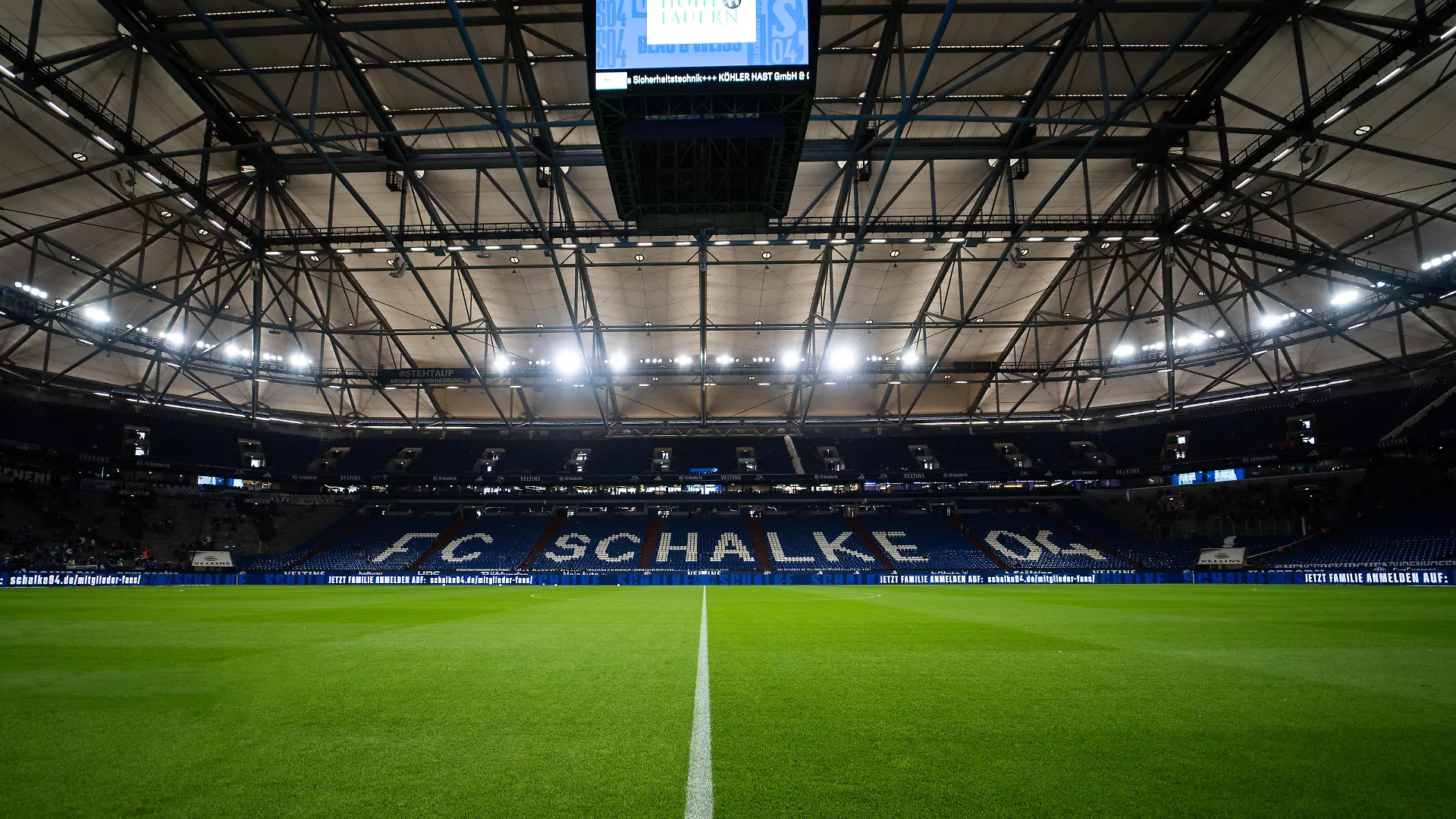 05.08.2023, Veltins Arena, Gelsenkirchen, GER, 2. FBL. FC Schalke 04 vs 1. FC Kaiserslautern Im Bild: Stadion Innenansicht, Schriftzug FC Schalke 04 Foto © nordphoto GmbH / Christian Schulze