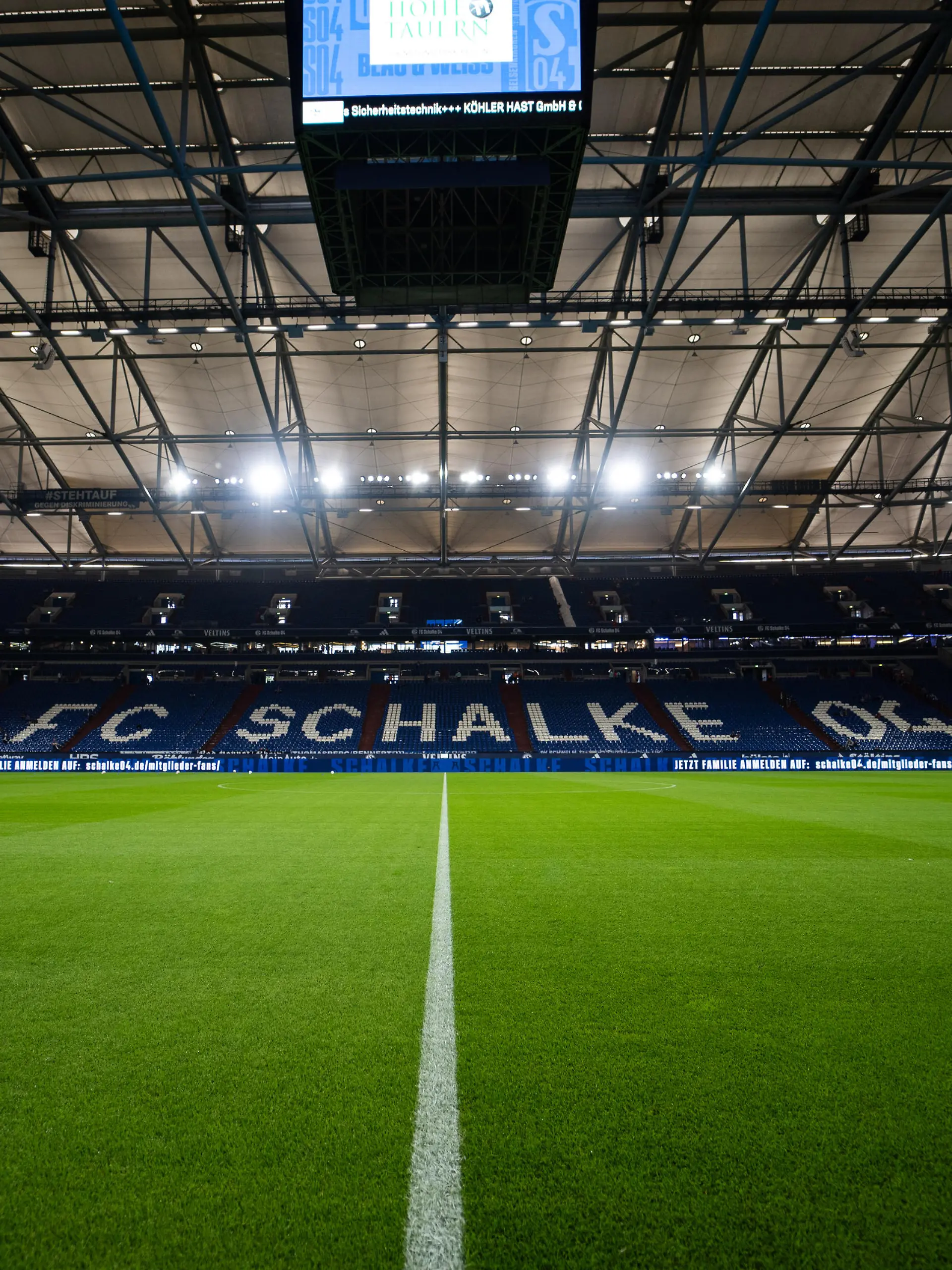 05.08.2023, Veltins Arena, Gelsenkirchen, GER, 2. FBL. FC Schalke 04 vs 1. FC Kaiserslautern Im Bild: Stadion Innenansicht, Schriftzug FC Schalke 04 Foto © nordphoto GmbH / Christian Schulze