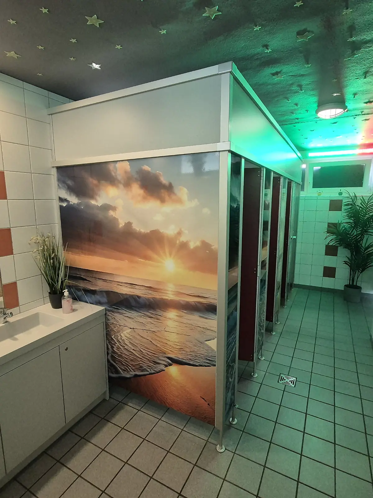 Ein Blick in die Toilettenanlage der Hellweg-Realschule. Schüler der Hellweg Realschule in Unna in Nordrhein-Westfalen haben ihre Toiletten mit Wandmotiven, einer Radioanlage, Discolicht, austauschbaren Fliesen und Handyhalterungen verschönert. Dafür werden sie mit einem Preis beim Wettbewerb „Toiletten machen Schule” ausgezeichnet. 