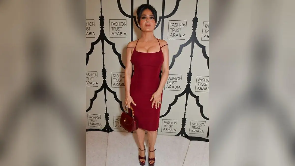 Salma Hayek glänzt in rotem Outfit