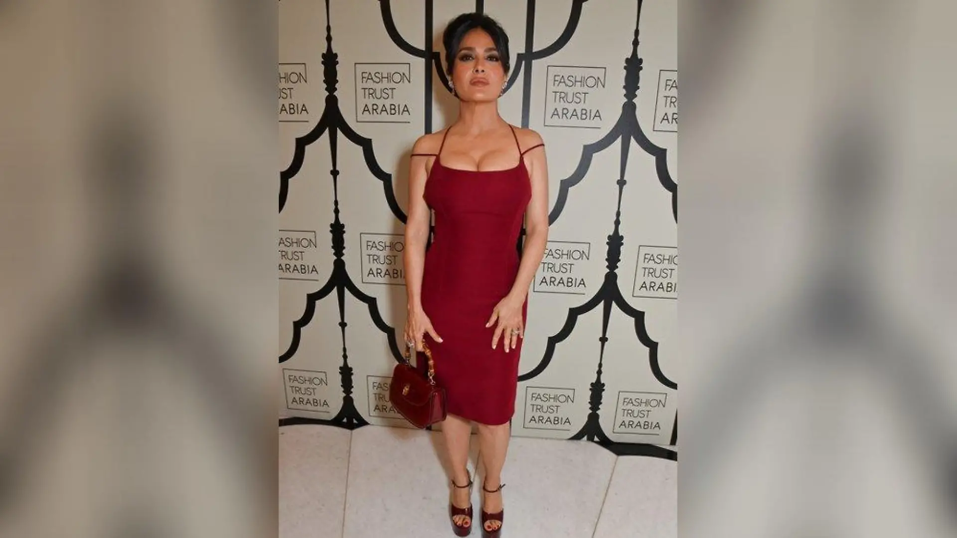 Salma Hayek glänzt in rotem Outfit