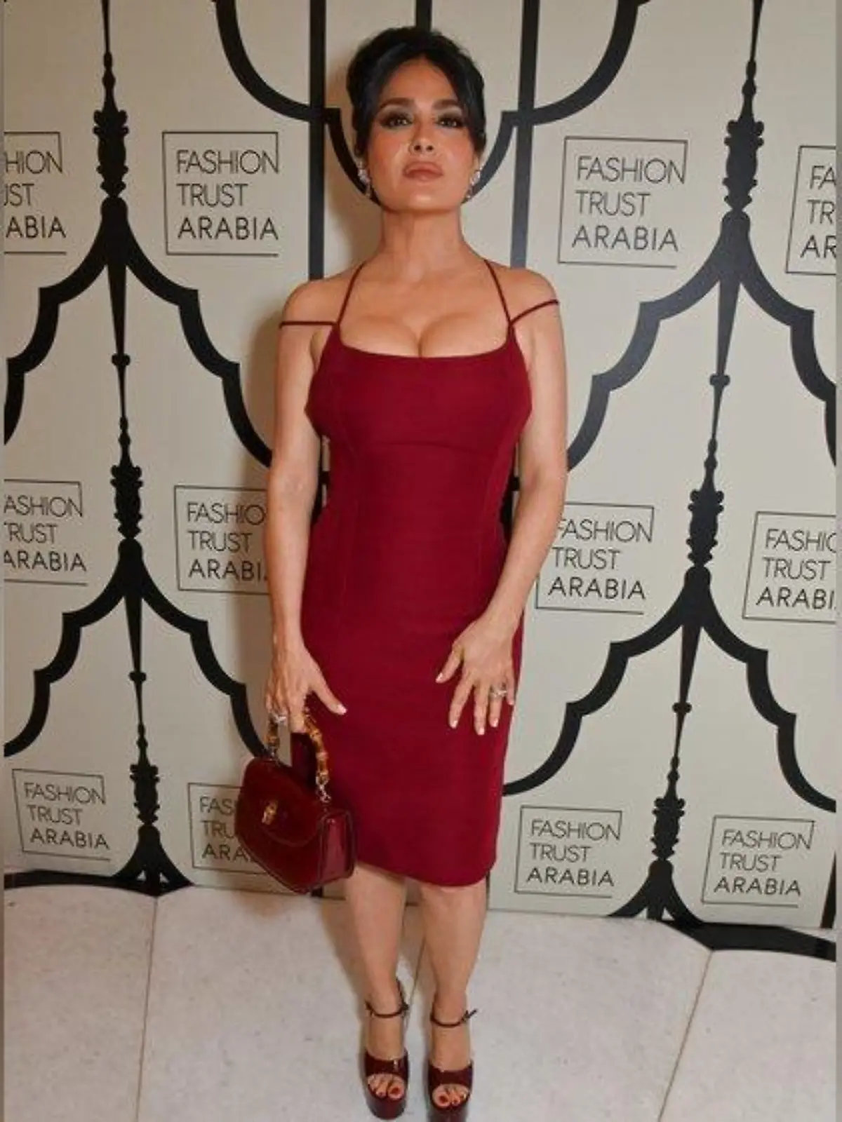 Salma Hayek glänzt in rotem Outfit