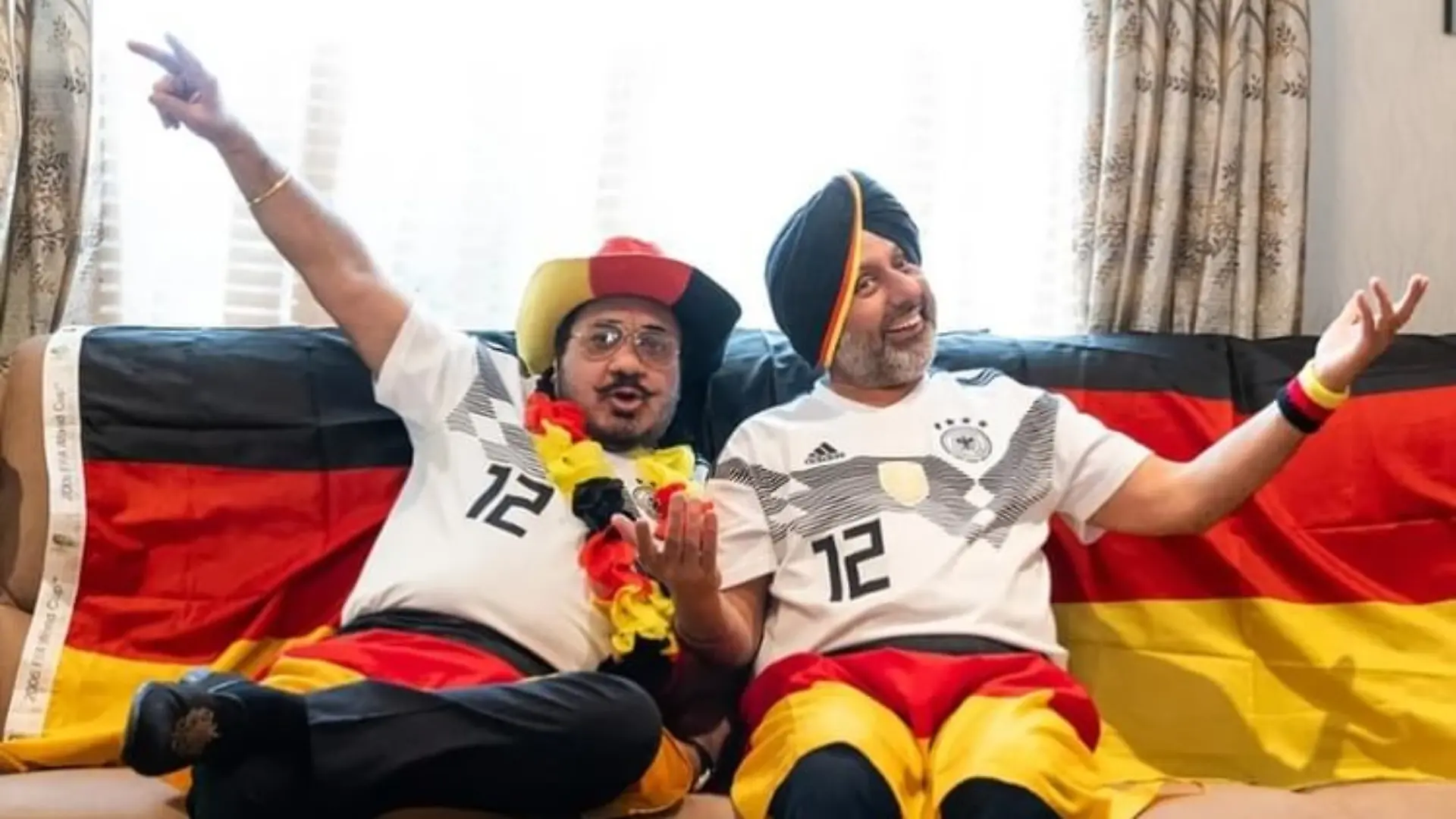 Lovely und Monty in Deutschlandtrikot und Fahnen zur EM 2024