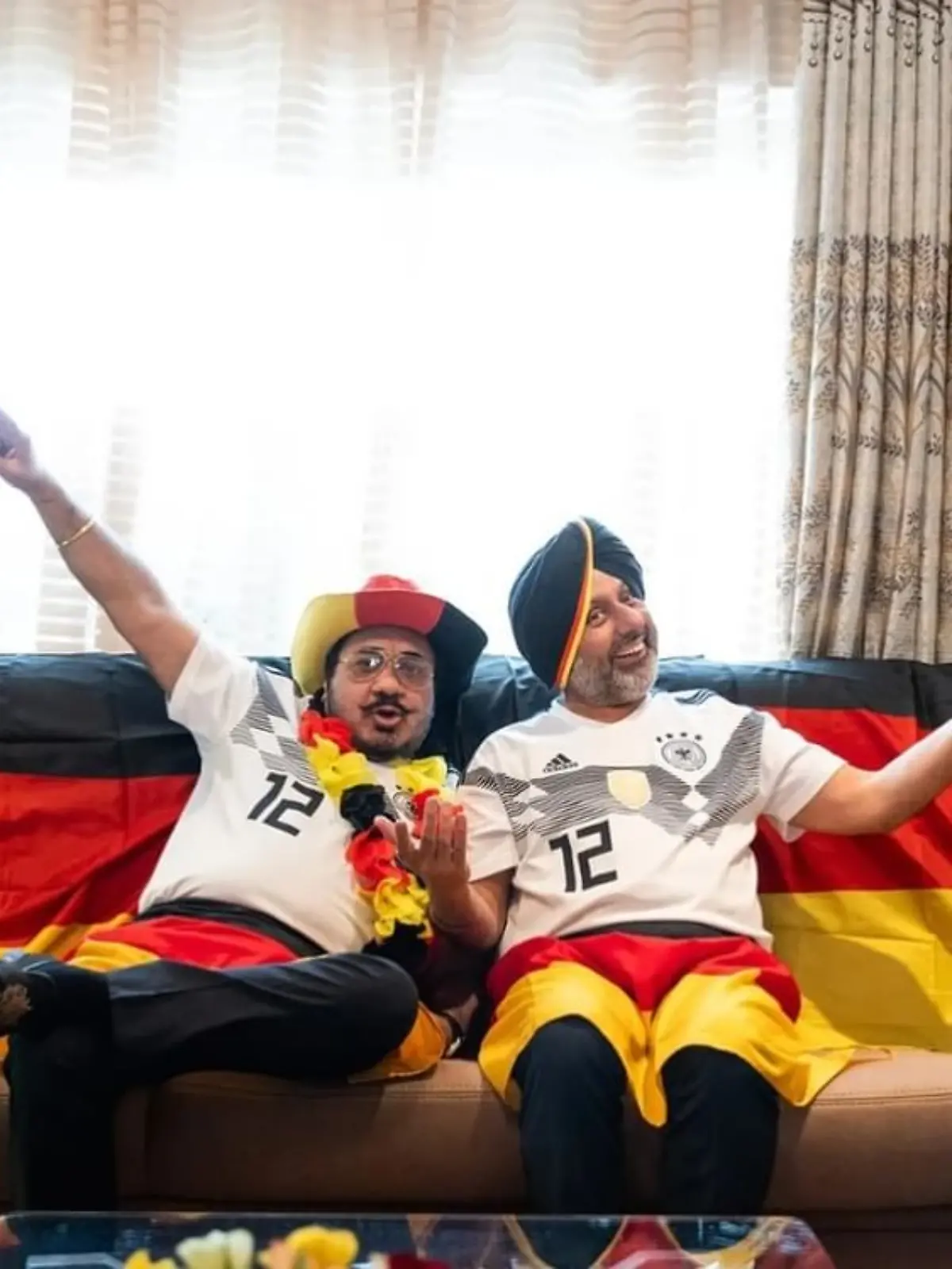 Lovely und Monty in Deutschlandtrikot und Fahnen zur EM 2024