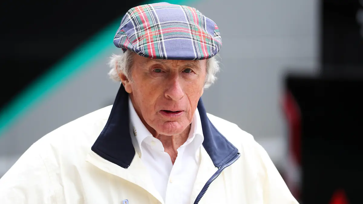 ARCHIV - 02.07.2022, Großbritannien, Silverstone: Motorsport: Formel-1-Weltmeisterschaft, Grand Prix von Großbritannien in Silverstone, 3. Freies Training: Der ehemalige Rennfahrer Sir Jackie Stewart steht an der Rennstrecke. Er erlitt vor ein paar Wochen einen leichten Schlaganfall. (zu dpa: «Bericht: Formel-1-Legende Stewart hatte leichten Schlaganfall») Foto: Bradley Collyer/PA Wire/dpa +++ dpa-Bildfunk +++