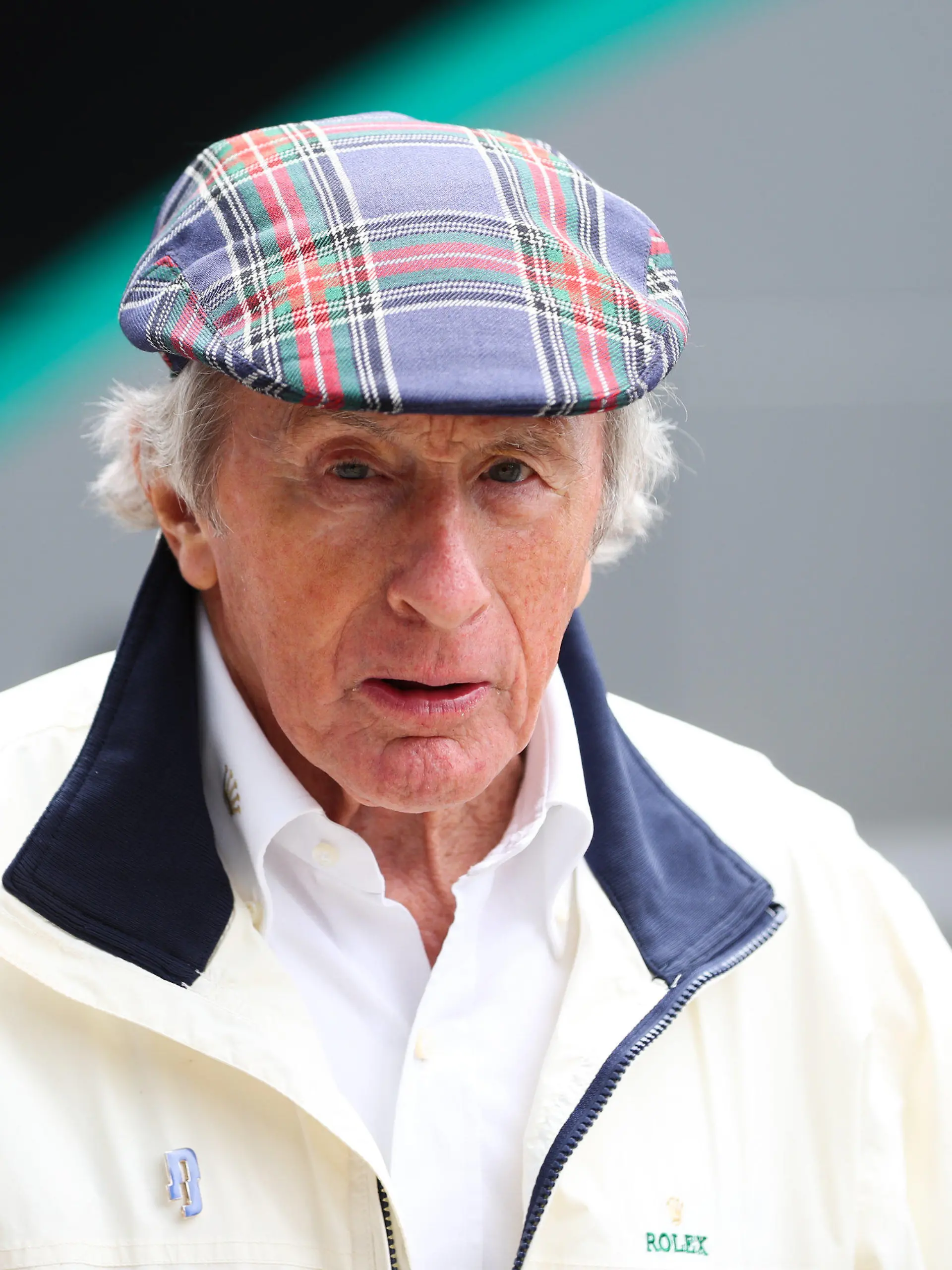 ARCHIV - 02.07.2022, Großbritannien, Silverstone: Motorsport: Formel-1-Weltmeisterschaft, Grand Prix von Großbritannien in Silverstone, 3. Freies Training: Der ehemalige Rennfahrer Sir Jackie Stewart steht an der Rennstrecke. Er erlitt vor ein paar Wochen einen leichten Schlaganfall. (zu dpa: «Bericht: Formel-1-Legende Stewart hatte leichten Schlaganfall») Foto: Bradley Collyer/PA Wire/dpa +++ dpa-Bildfunk +++