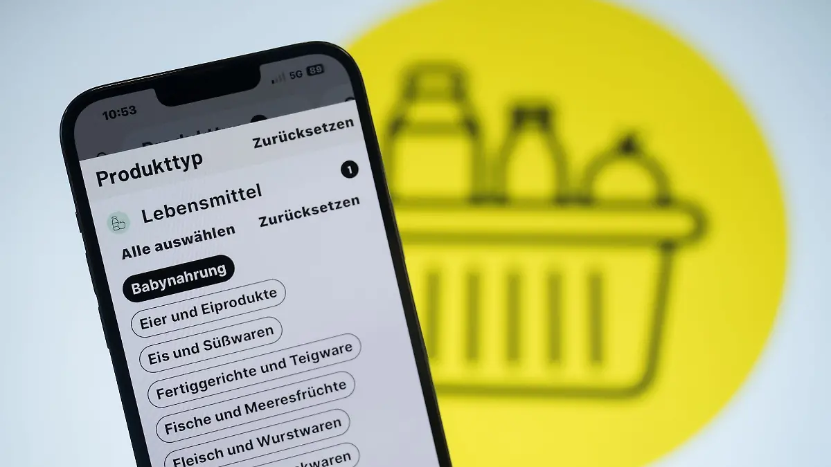 Die Kategorienauswahl der App «Lebensmittelwarnung.de» ist auf einem Smartphone zu sehen.