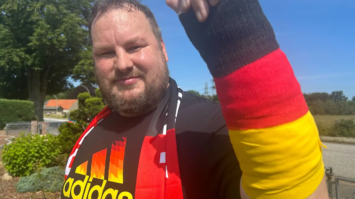 Kai Flathmann zeigt seinen Gips-Arm nach Füllkrug-Schuss