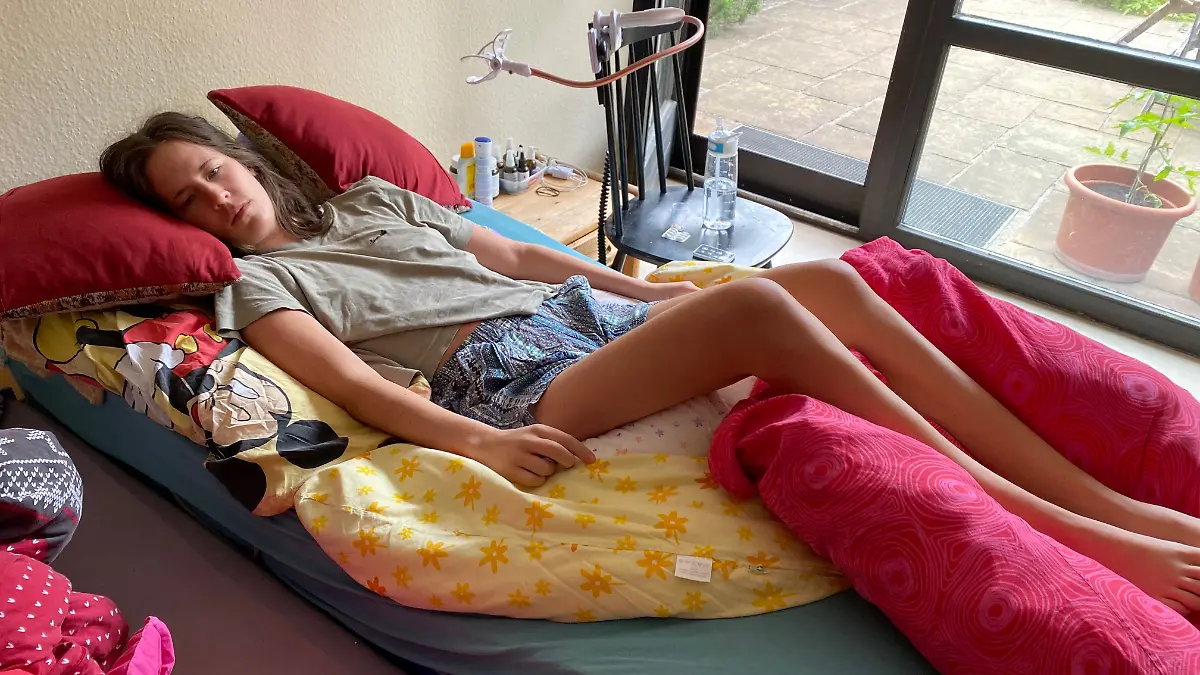 Lucia liegt im Bett und kann nicht aufstehen.