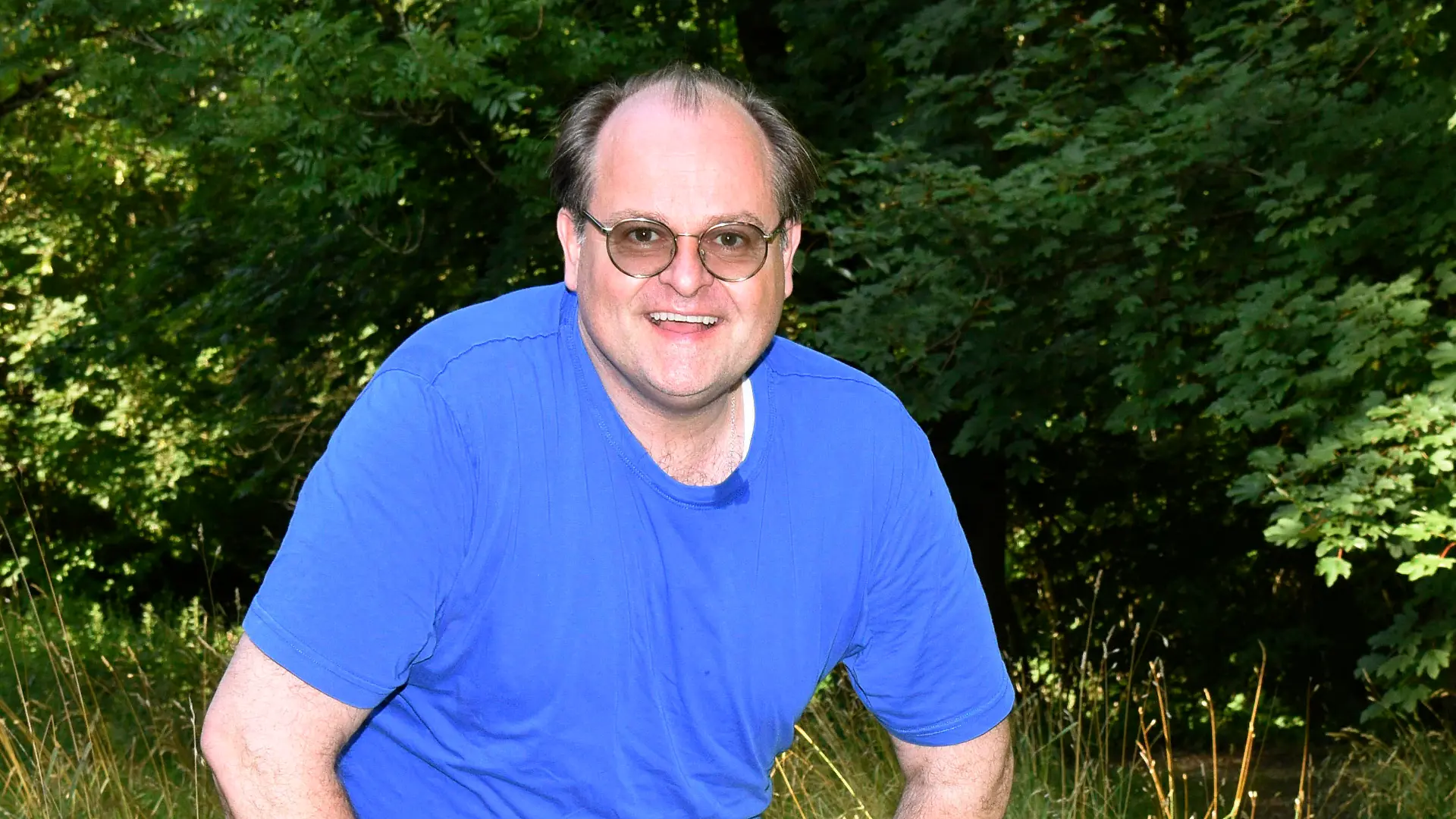 Markus Majowski mit Hund Utzy bei der Fotoprobe zum Theaterstück Ungeheuer Heiß auf der Freiluftbühne im Gastgarten Siebenbrunn