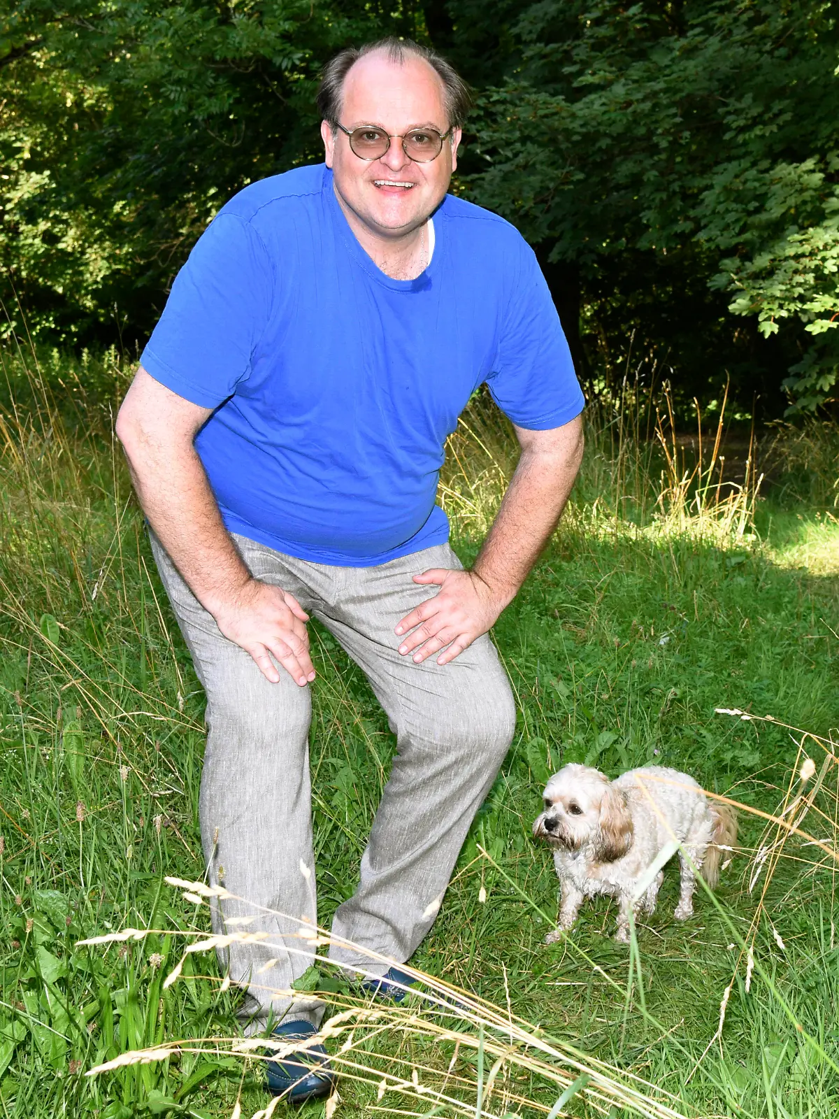 Markus Majowski mit Hund Utzy bei der Fotoprobe zum Theaterstück Ungeheuer Heiß auf der Freiluftbühne im Gastgarten Siebenbrunn