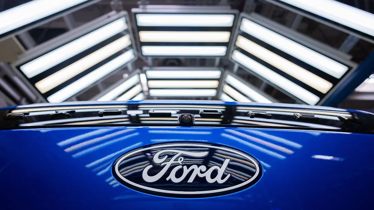 Ford Elektroautos vom Typ Explorer stehen beim Produktionsstart in der Halle.
