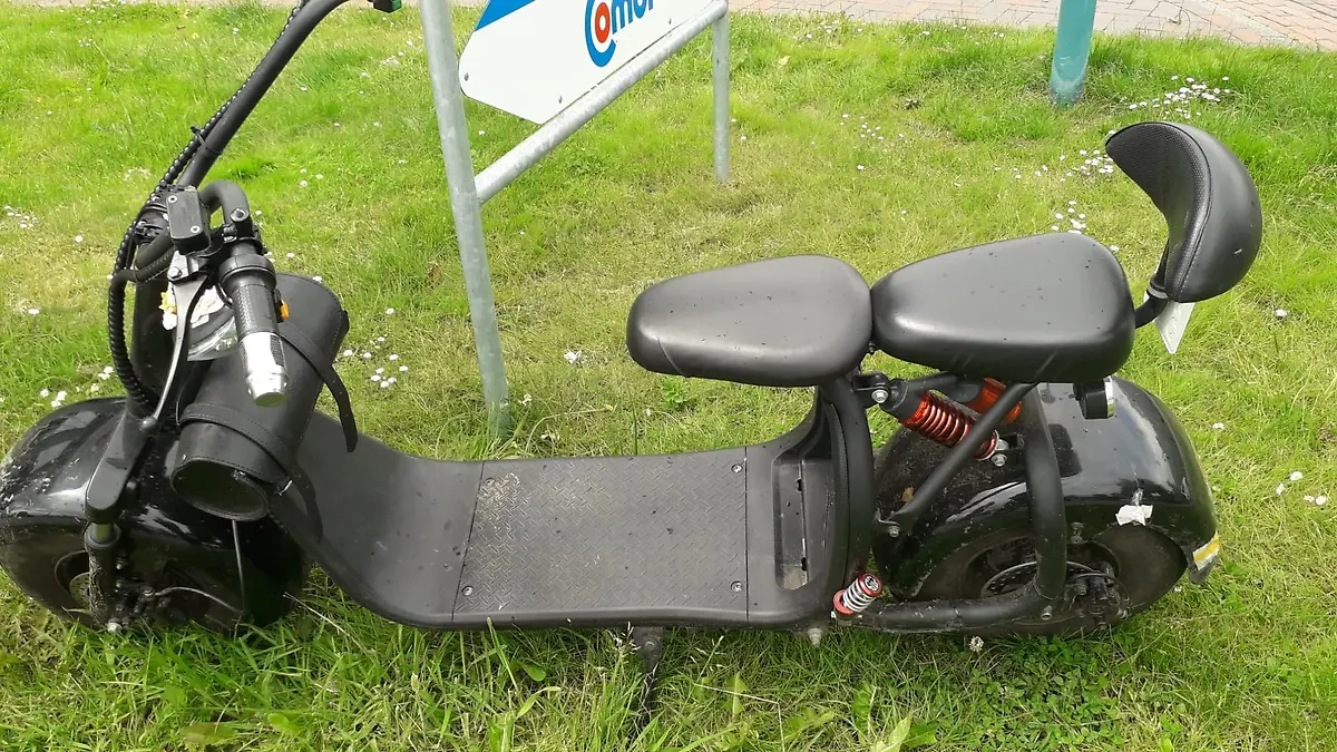 Wer kennt diesen zurückgelassenen E-Chopper? Die Polizei in Niedersachsen sucht nach der Fahrerin.