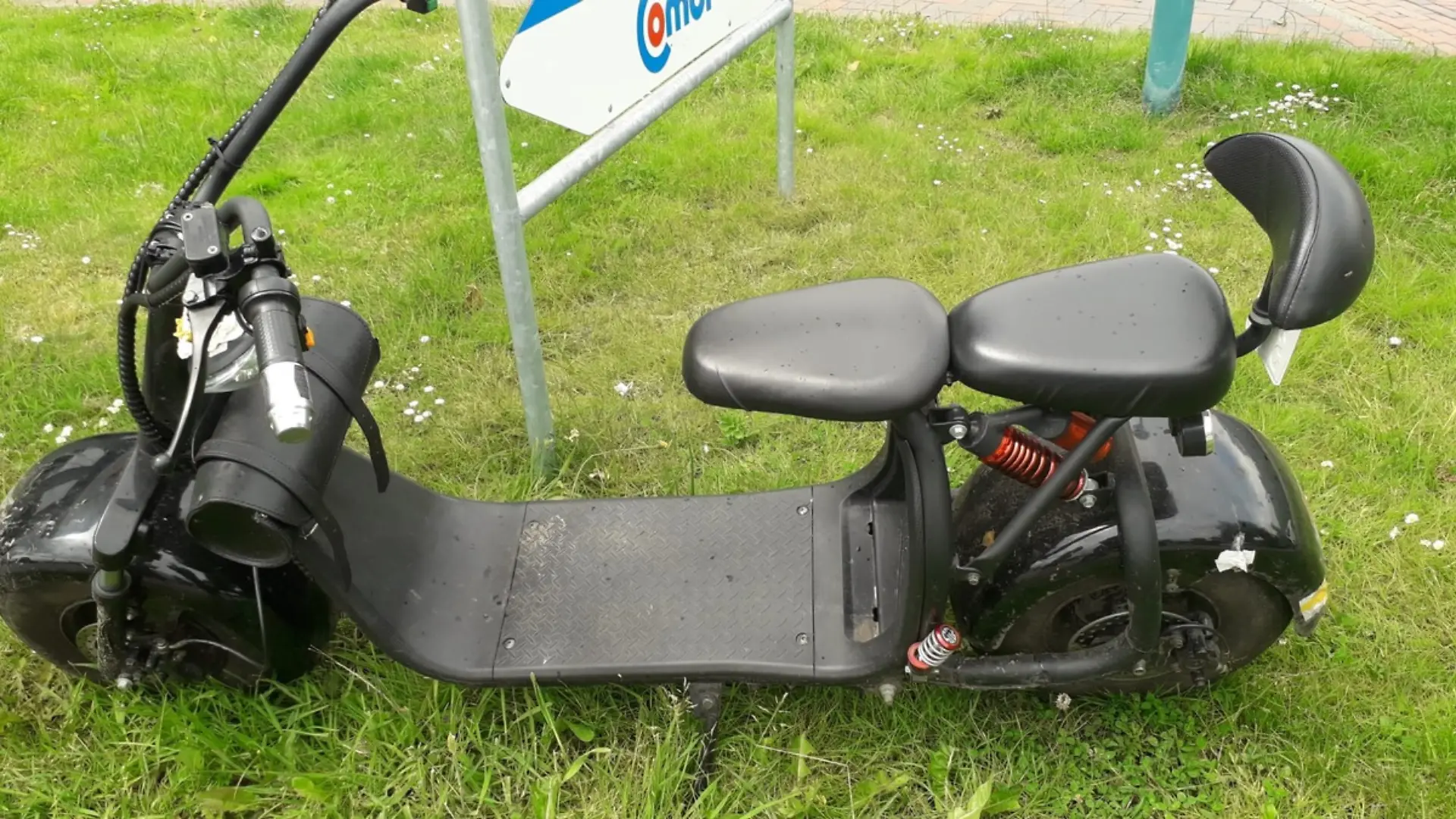 Wer kennt diesen zurückgelassenen E-Chopper? Die Polizei in Niedersachsen sucht nach der Fahrerin.