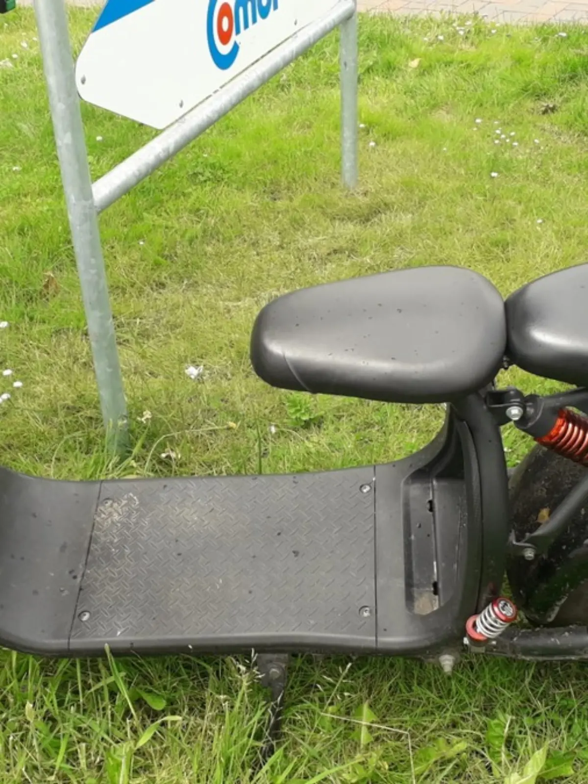 Wer kennt diesen zurückgelassenen E-Chopper? Die Polizei in Niedersachsen sucht nach der Fahrerin.