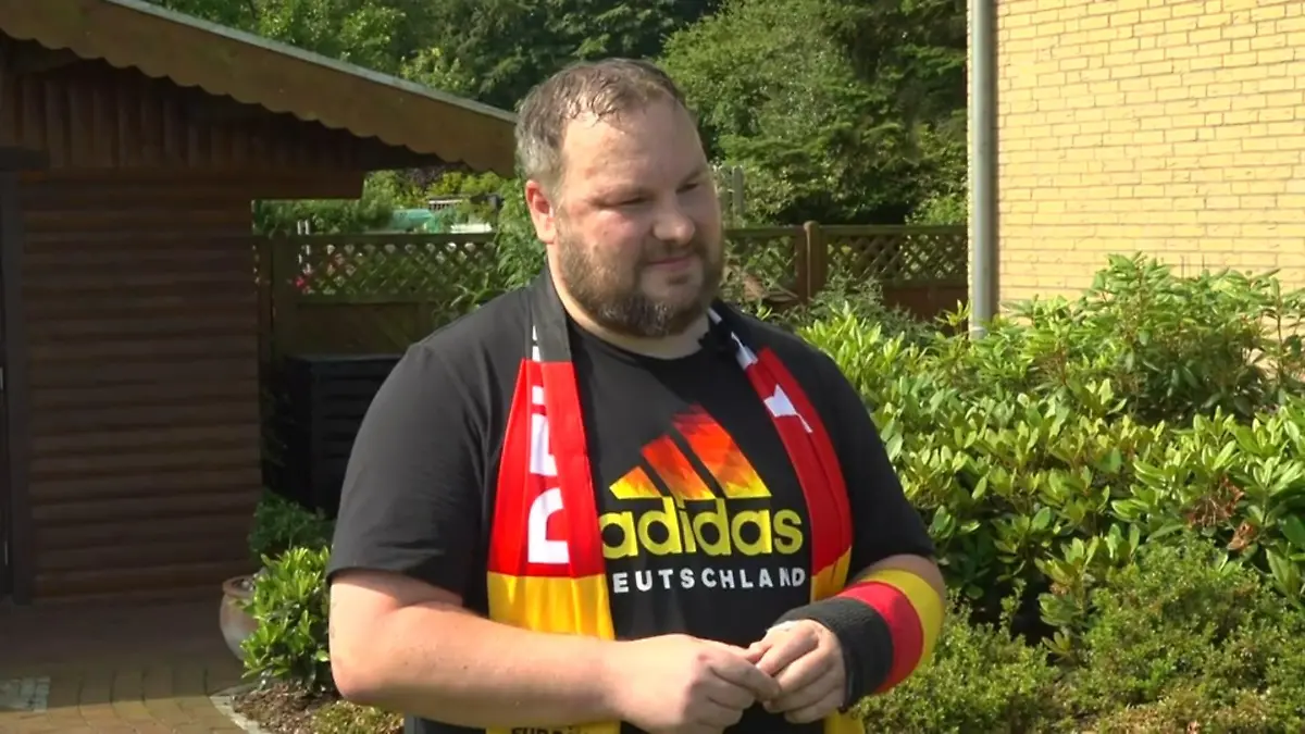 Füllkrug-Schuss brach ihm die Hand! Der Gipsarm der Nation
