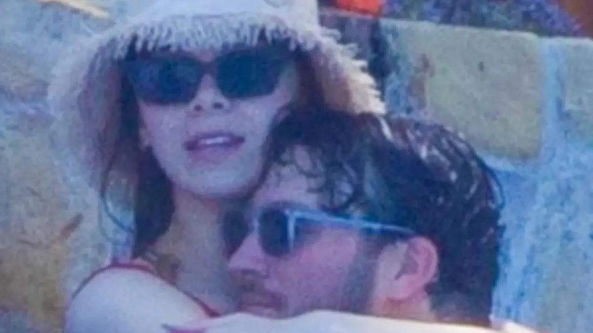 Josh Allen (27) und Hailee Steinfeld (26) im Pool am kuscheln